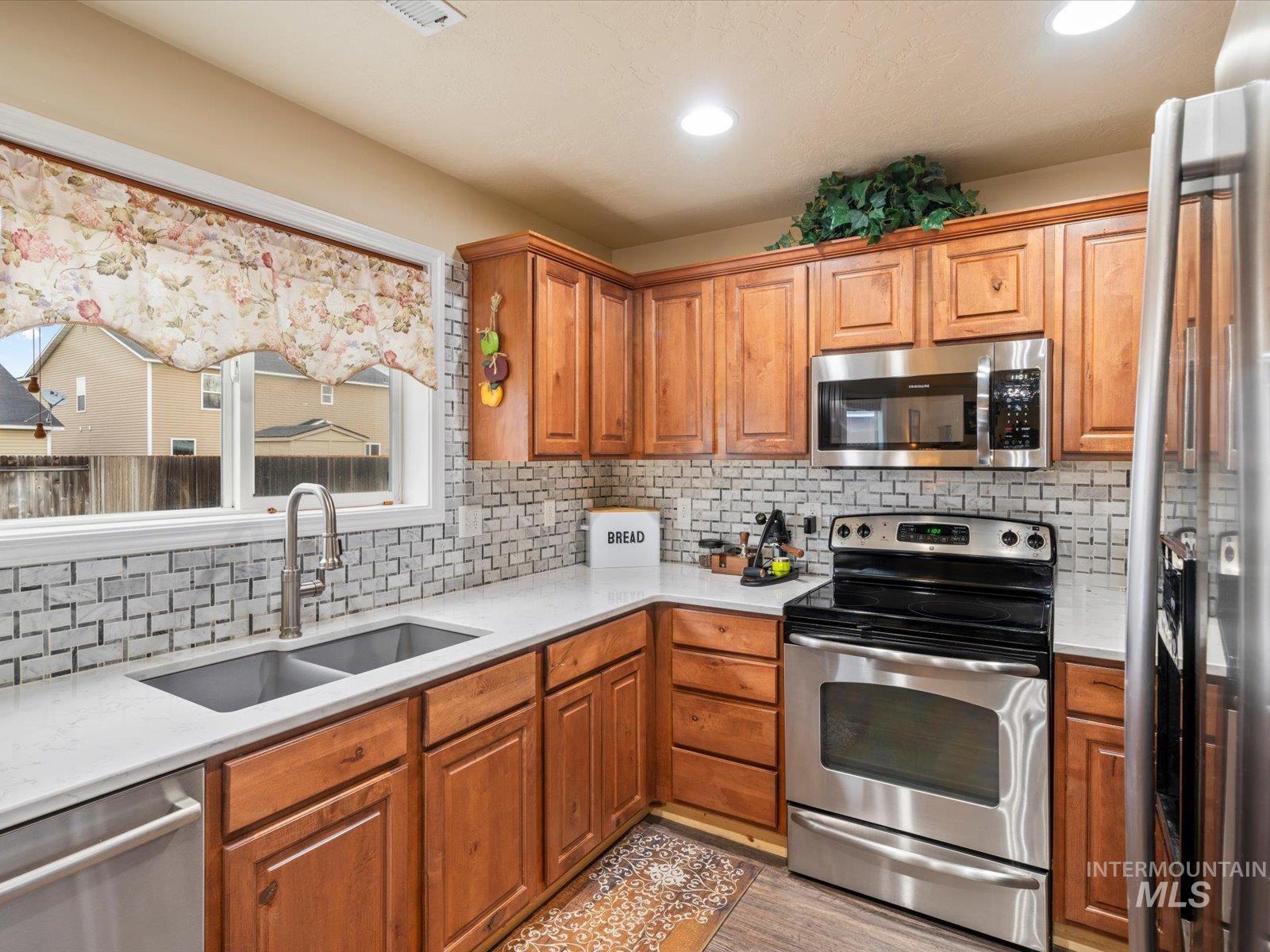 208 E Kaibab Trail St., Meridian, Idaho 83646, 3 Bedrooms, 2.5 Bathrooms, Residential For Sale, Price $529,900,MLS 98970329