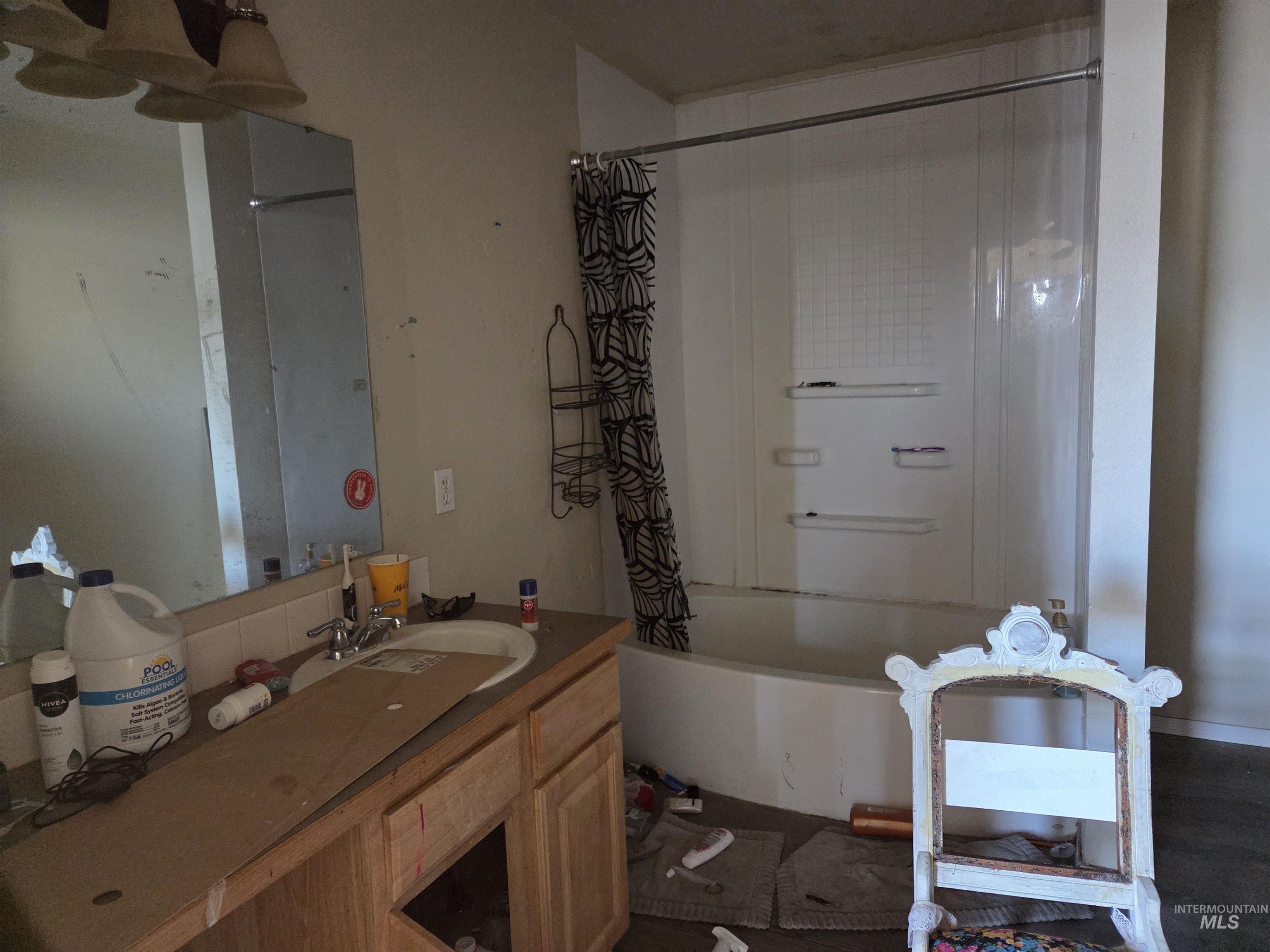 Full bath with vanity and shower / bath combo