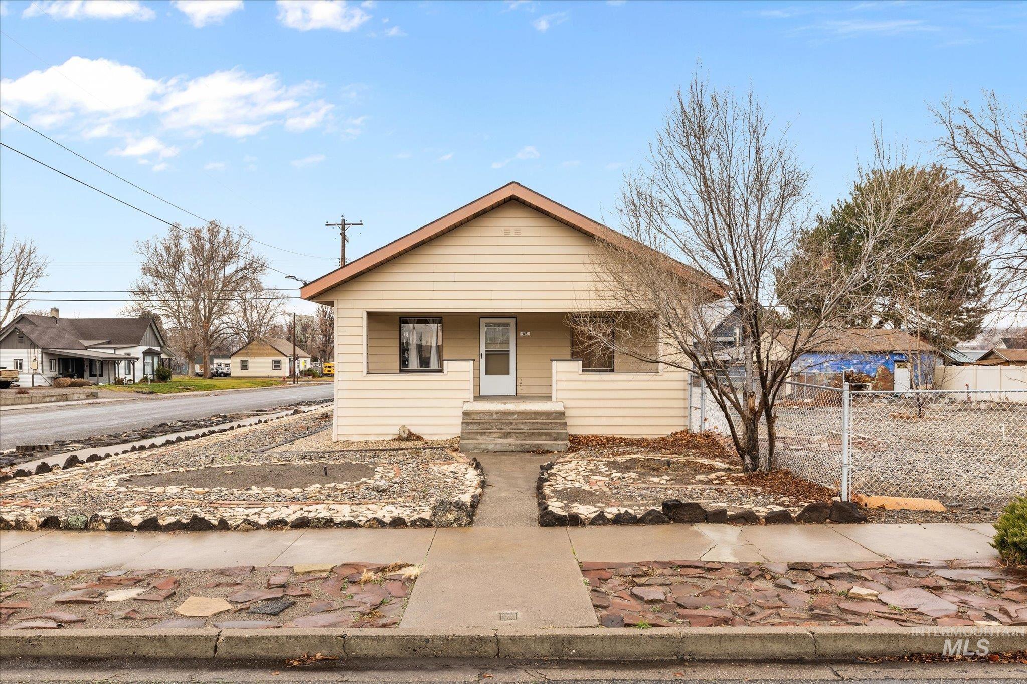 8 E Arthur Ave, Glenns Ferry, Idaho 83623, 3 Bedrooms, 2 Bathrooms, Residential For Sale, Price $310,000, 98970402