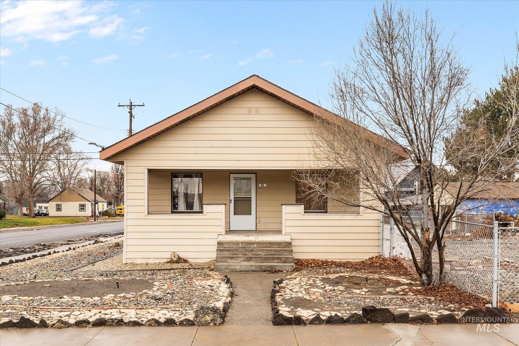 8 E Arthur Ave, Glenns Ferry, Idaho 83623, 3 Bedrooms, 2 Bathrooms, Residential For Sale, Price $310,000, 98970402