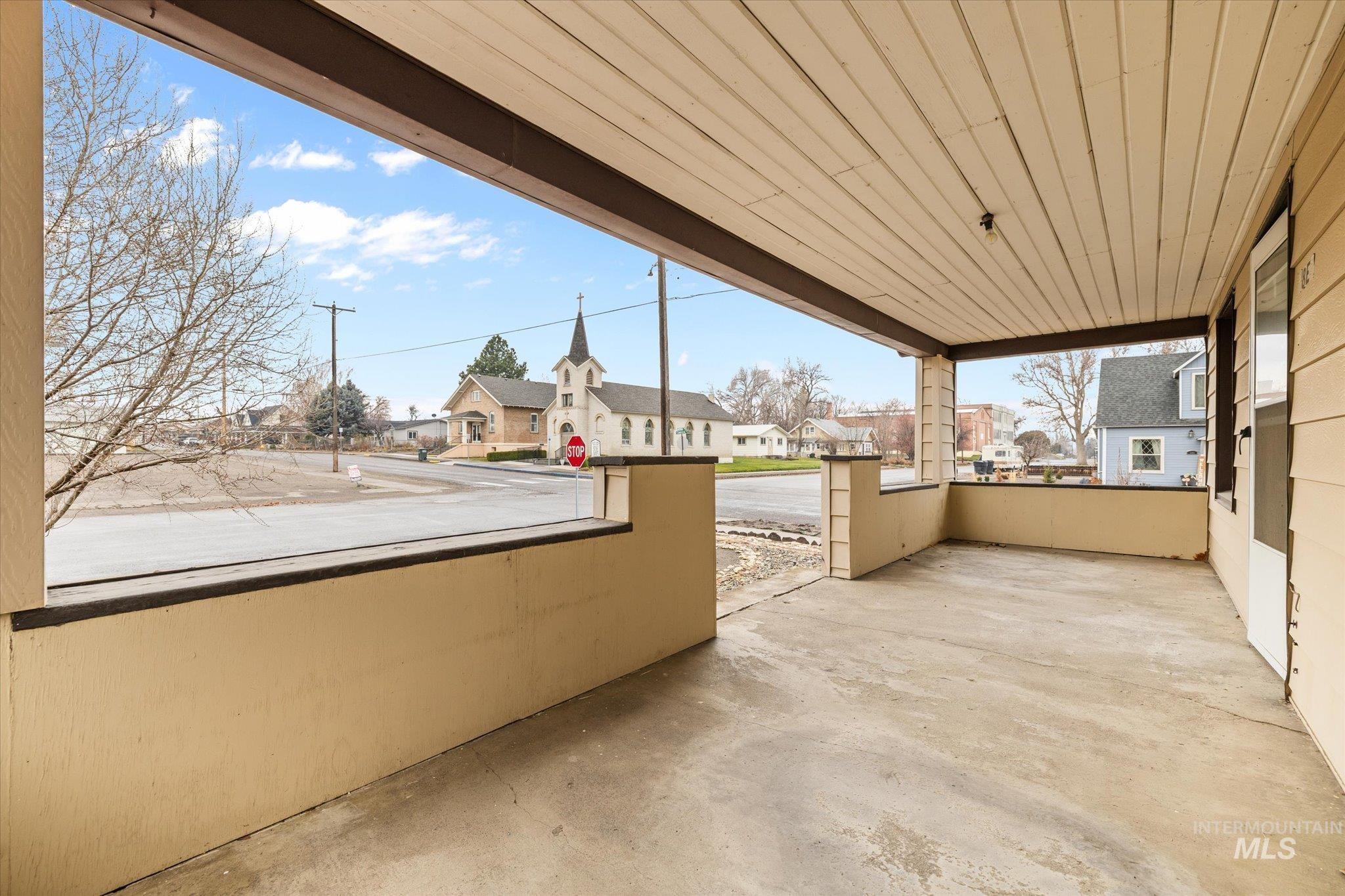 8 E Arthur Ave, Glenns Ferry, Idaho 83623, 3 Bedrooms, 2 Bathrooms, Residential For Sale, Price $310,000, 98970402