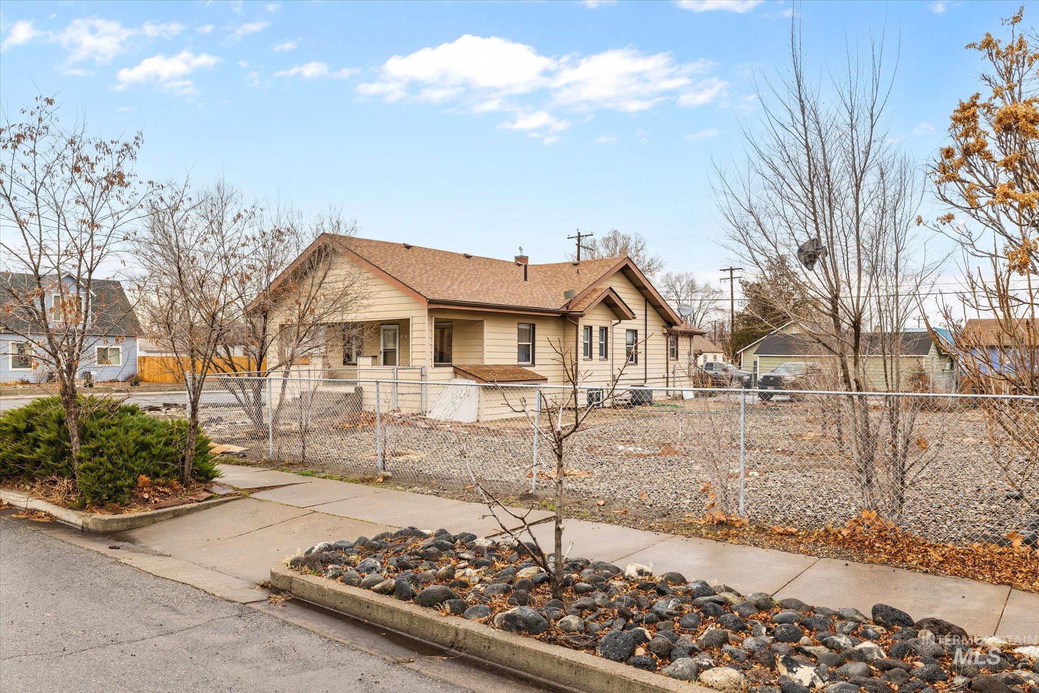 8 E Arthur Ave, Glenns Ferry, Idaho 83623, 3 Bedrooms, 2 Bathrooms, Residential For Sale, Price $310,000, 98970402