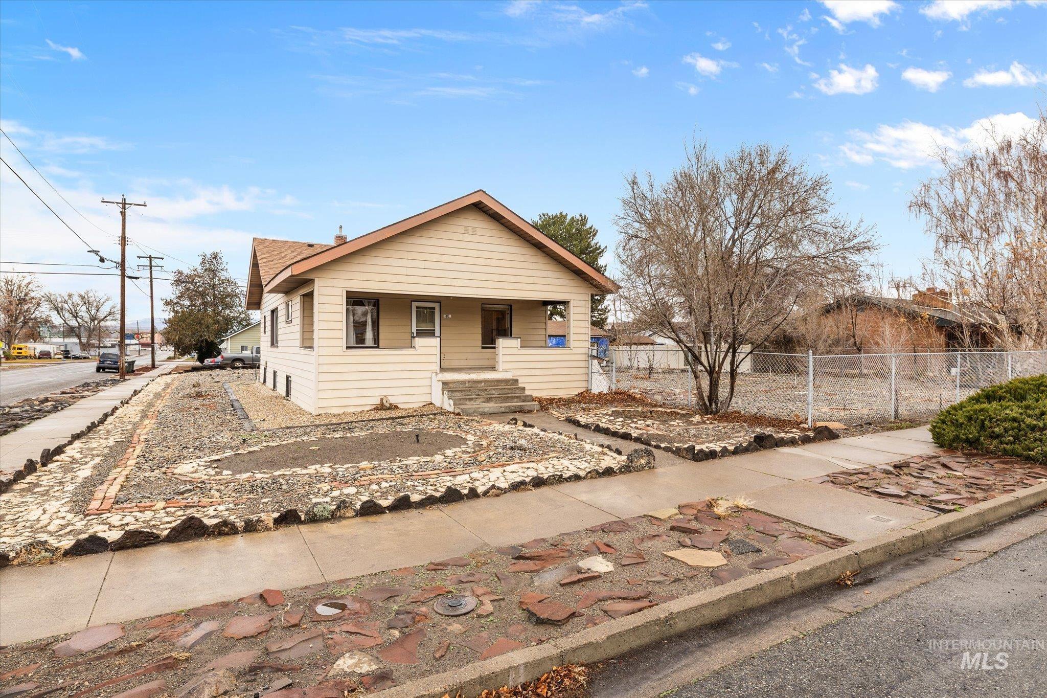 8 E Arthur Ave, Glenns Ferry, Idaho 83623, 3 Bedrooms, 2 Bathrooms, Residential For Sale, Price $310,000, 98970402