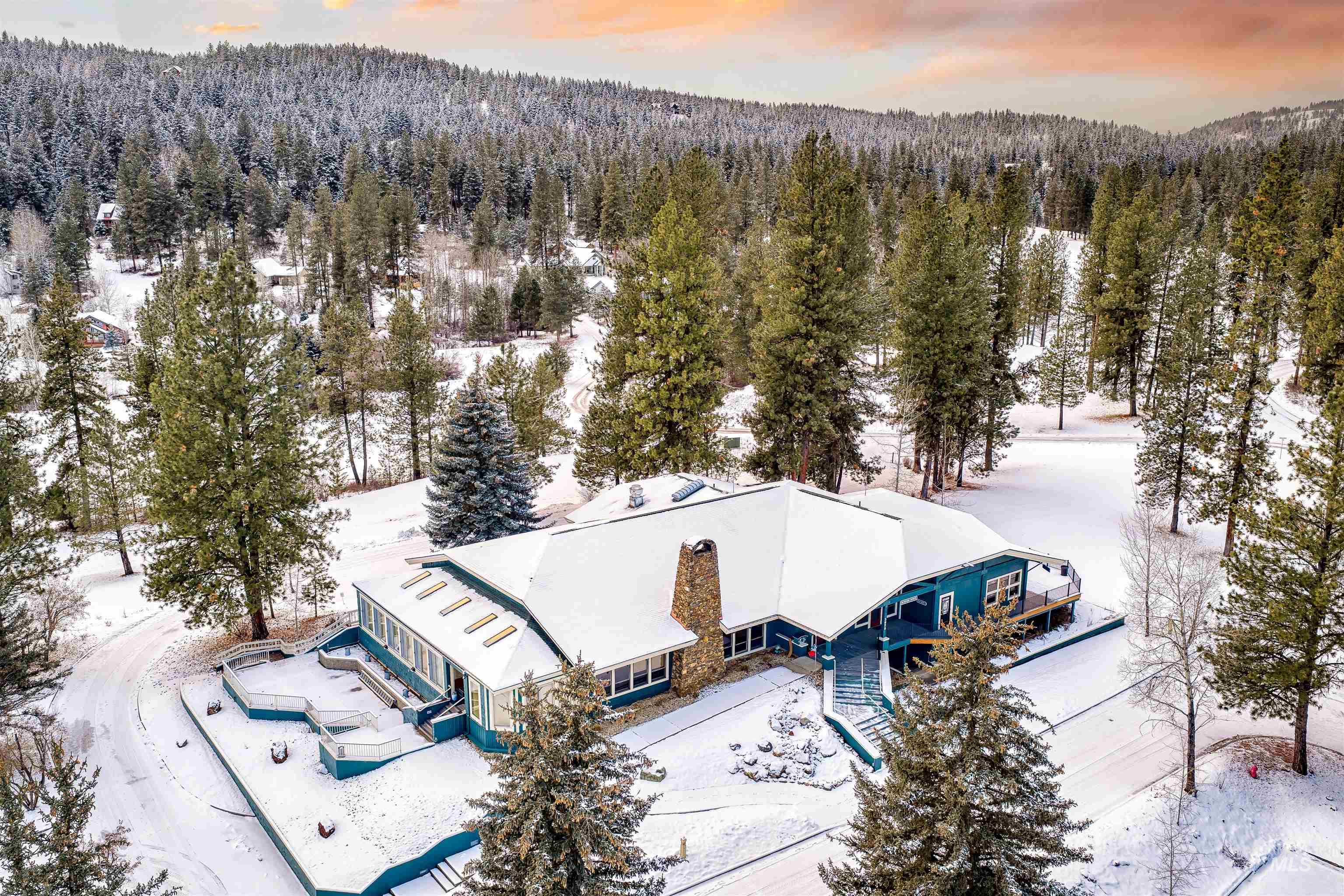 Snowy aerial view featuring a forest view