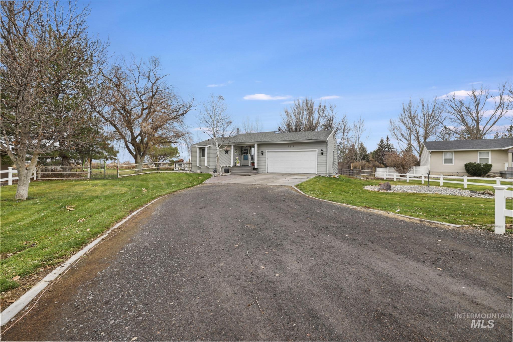 808 Rimview Ln E, Twin Falls, Idaho 83301-3604, 3 Bedrooms, 2.5 Bathrooms, Residential For Sale, Price $460,000, 98970435