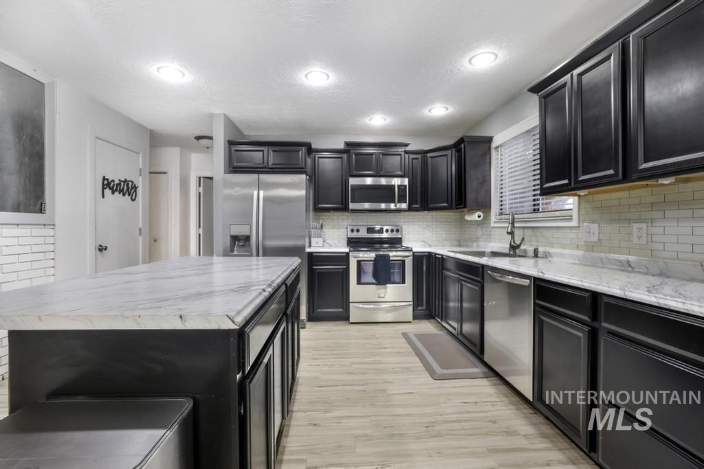 808 Rimview Ln E, Twin Falls, Idaho 83301-3604, 3 Bedrooms, 2.5 Bathrooms, Residential For Sale, Price $460,000, 98970435