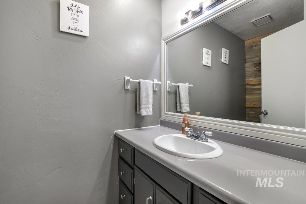 808 Rimview Ln E, Twin Falls, Idaho 83301-3604, 3 Bedrooms, 2.5 Bathrooms, Residential For Sale, Price $460,000, 98970435