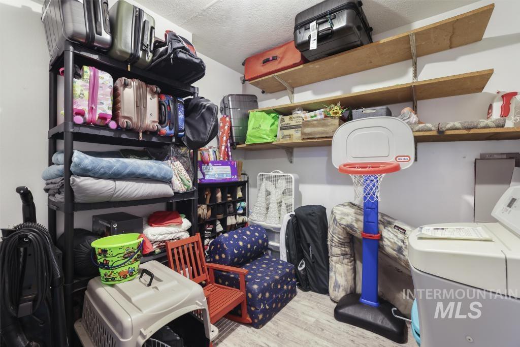 808 Rimview Ln E, Twin Falls, Idaho 83301-3604, 3 Bedrooms, 2.5 Bathrooms, Residential For Sale, Price $460,000, 98970435