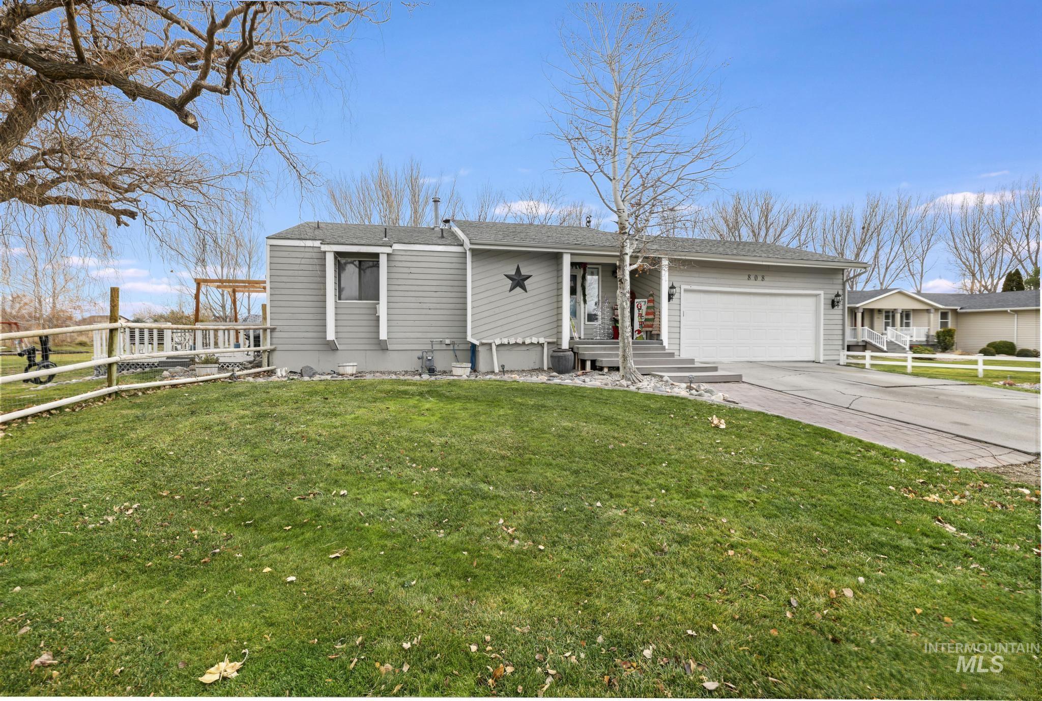 808 Rimview Ln E, Twin Falls, Idaho 83301-3604, 3 Bedrooms, 2.5 Bathrooms, Residential For Sale, Price $460,000, 98970435