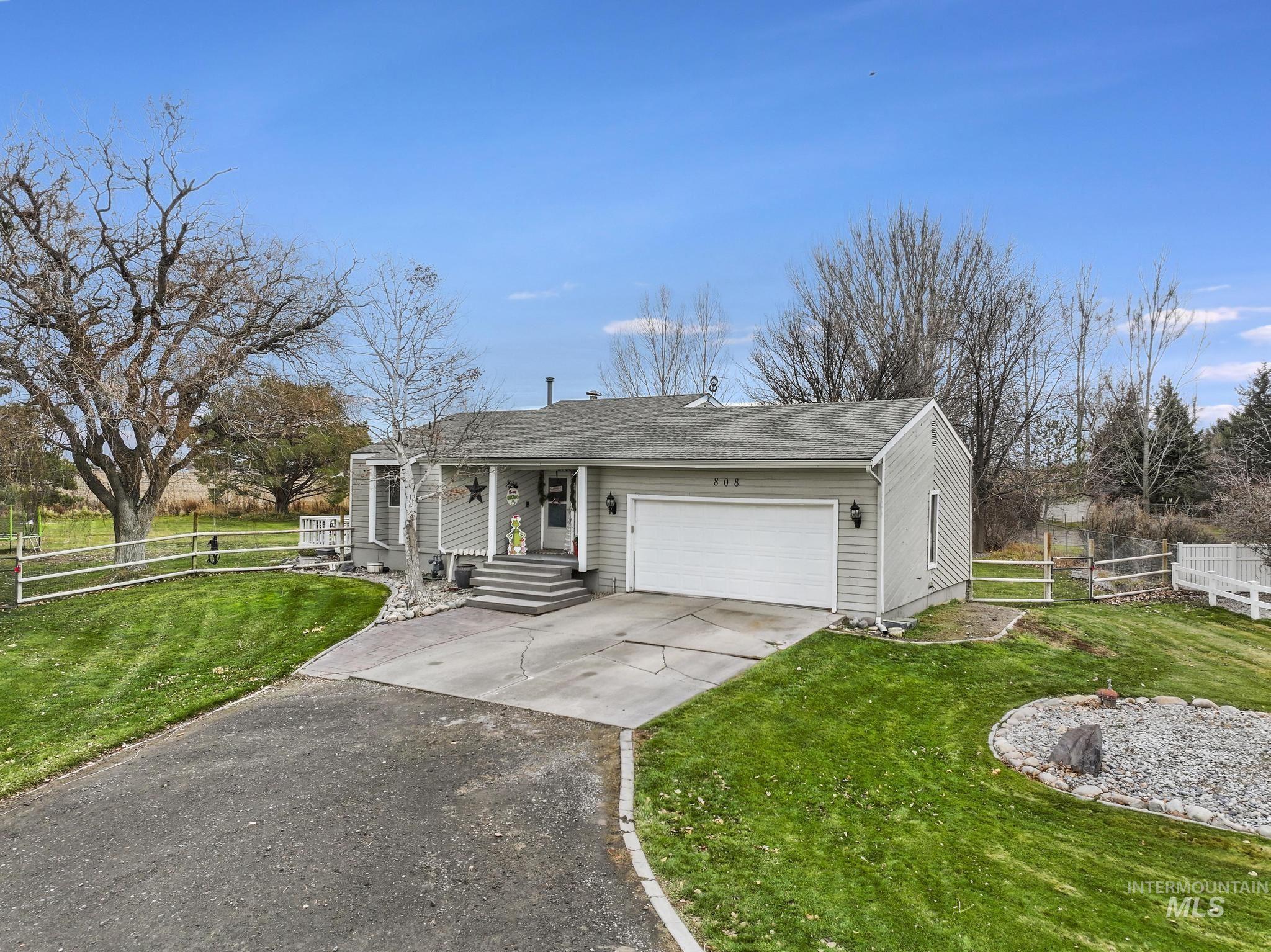 808 Rimview Ln E, Twin Falls, Idaho 83301-3604, 3 Bedrooms, 2.5 Bathrooms, Residential For Sale, Price $460,000, 98970435