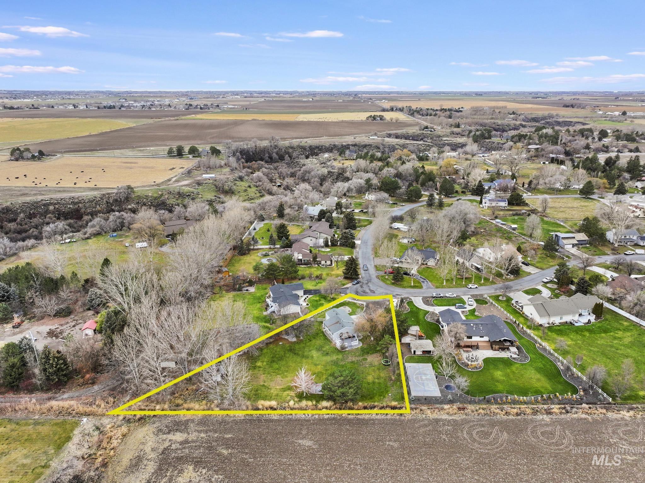 808 Rimview Ln E, Twin Falls, Idaho 83301-3604, 3 Bedrooms, 2.5 Bathrooms, Residential For Sale, Price $460,000, 98970435