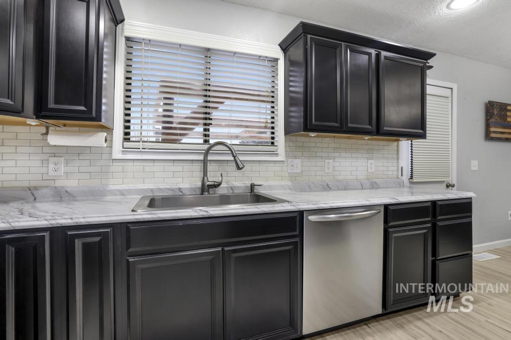 808 Rimview Ln E, Twin Falls, Idaho 83301-3604, 3 Bedrooms, 2.5 Bathrooms, Residential For Sale, Price $460,000, 98970435