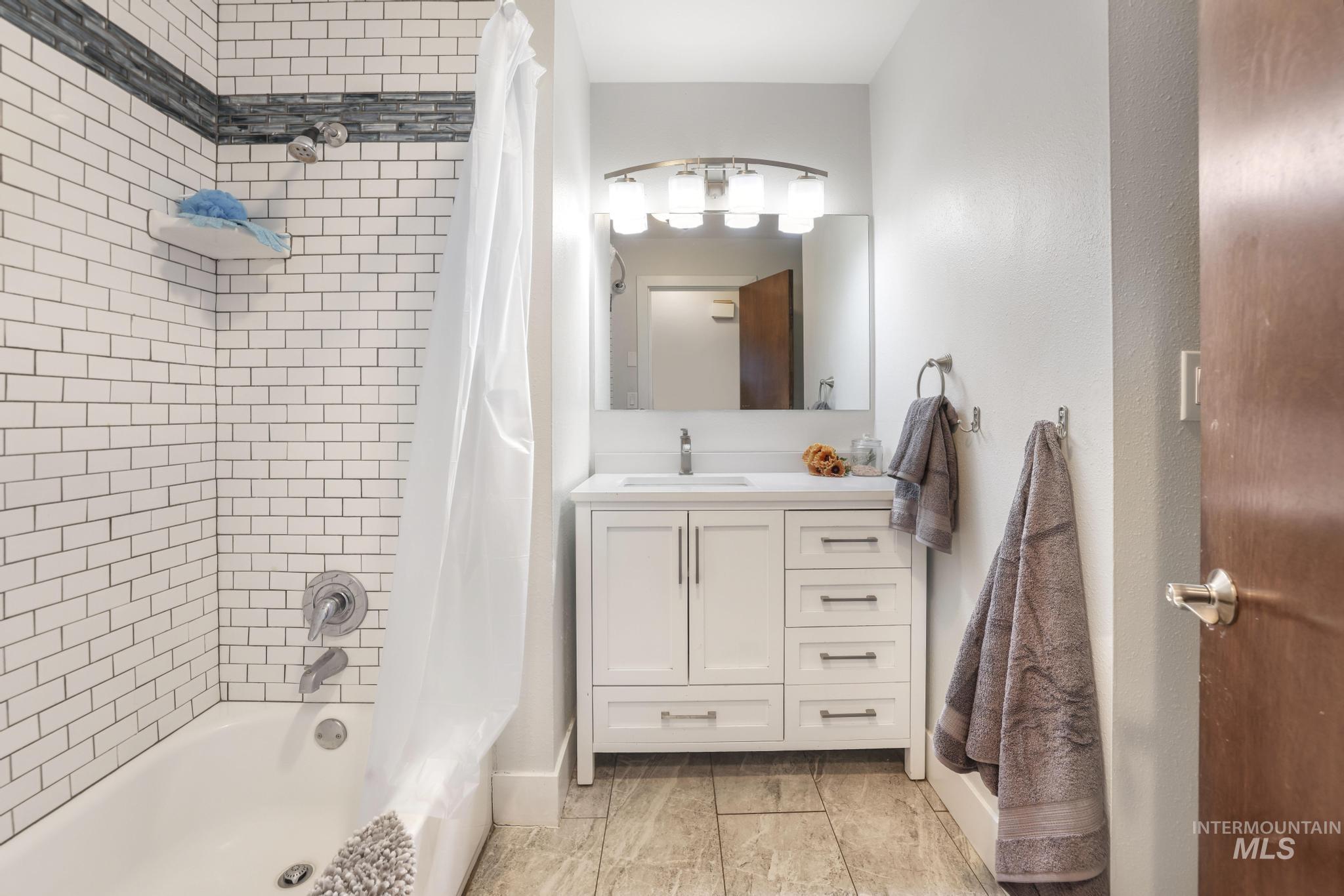 2251 E 1775 S, Gooding, Idaho 83330-6157, 5 Bedrooms, 3.5 Bathrooms, Residential For Sale, Price $585,000, 98970437