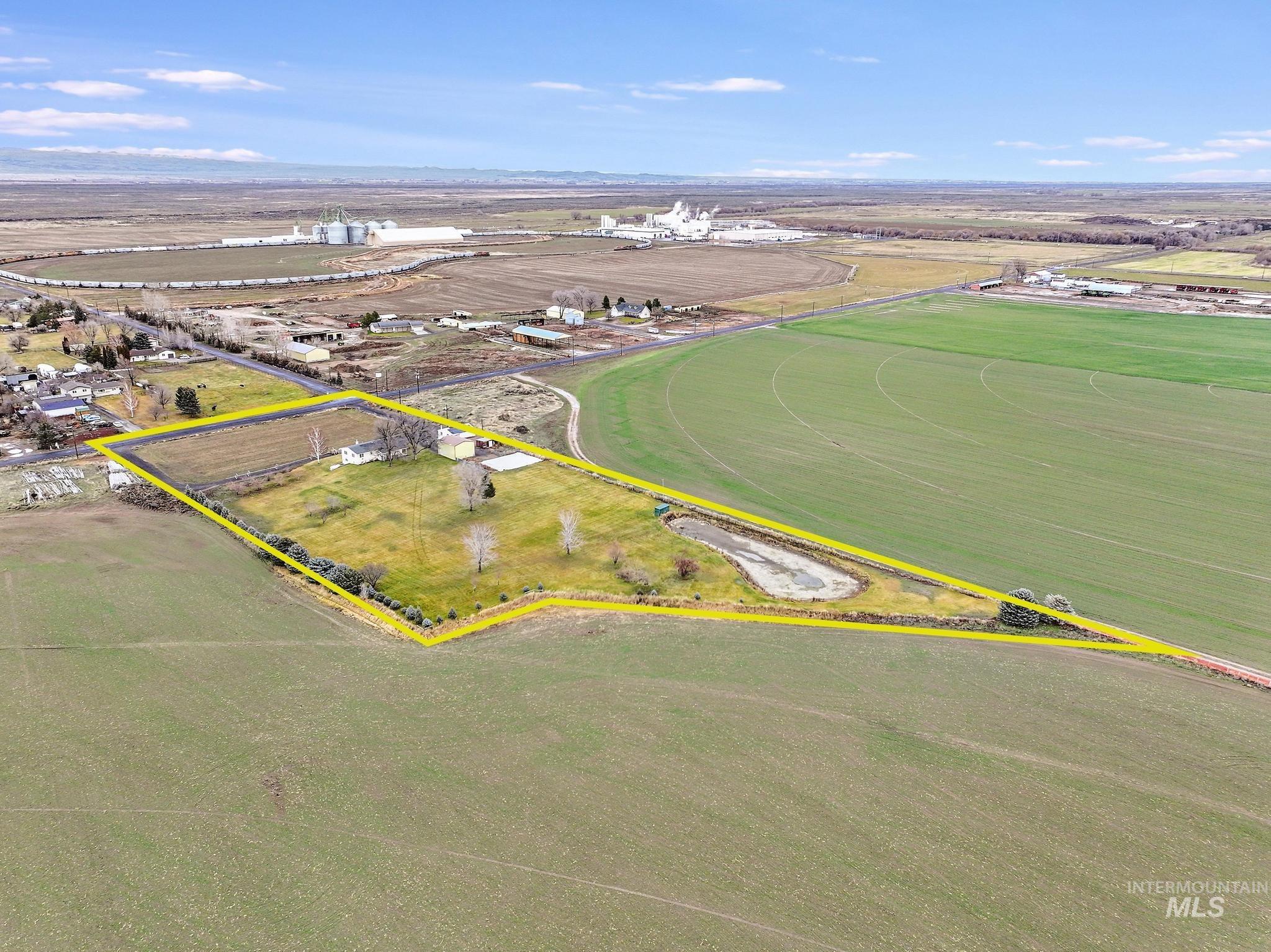 2251 E 1775 S, Gooding, Idaho 83330-6157, 5 Bedrooms, 3.5 Bathrooms, Residential For Sale, Price $585,000, 98970437