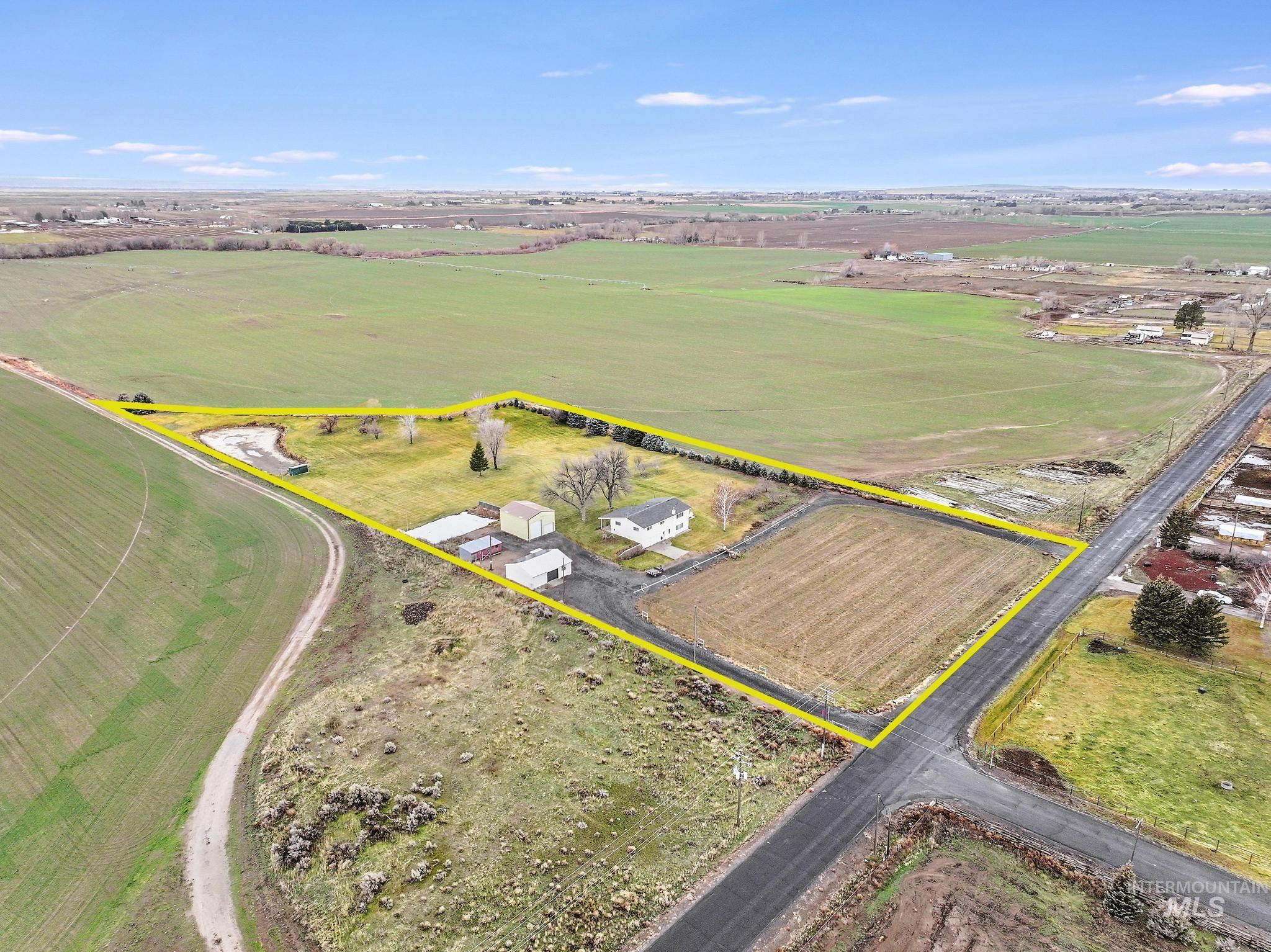 2251 E 1775 S, Gooding, Idaho 83330-6157, 5 Bedrooms, 3.5 Bathrooms, Residential For Sale, Price $585,000, 98970437