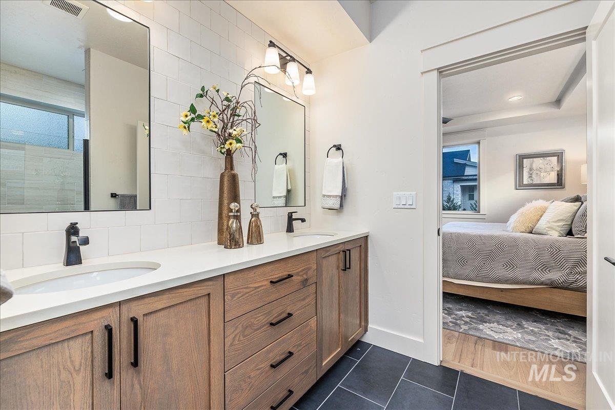 8320 W Meltwater Ln, Eagle, Idaho 83616, 3 Bedrooms, 2 Bathrooms, Residential For Sale, Price $575,000, 98970439