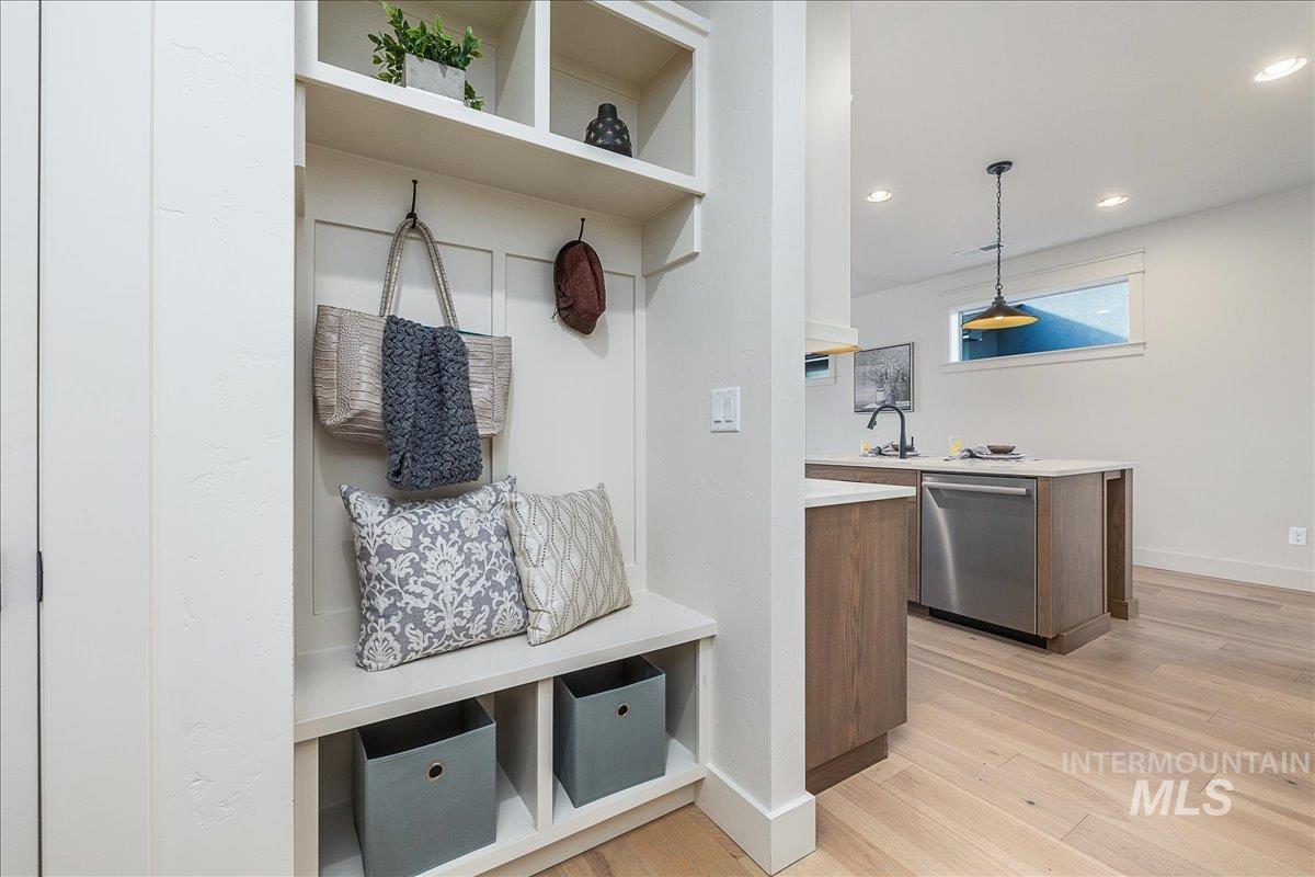 8320 W Meltwater Ln, Eagle, Idaho 83616, 3 Bedrooms, 2 Bathrooms, Residential For Sale, Price $575,000, 98970439