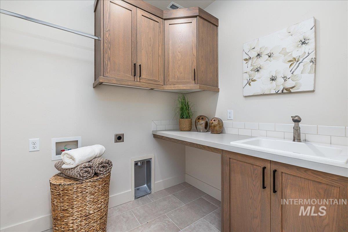 8320 W Meltwater Ln, Eagle, Idaho 83616, 3 Bedrooms, 2 Bathrooms, Residential For Sale, Price $575,000, 98970439