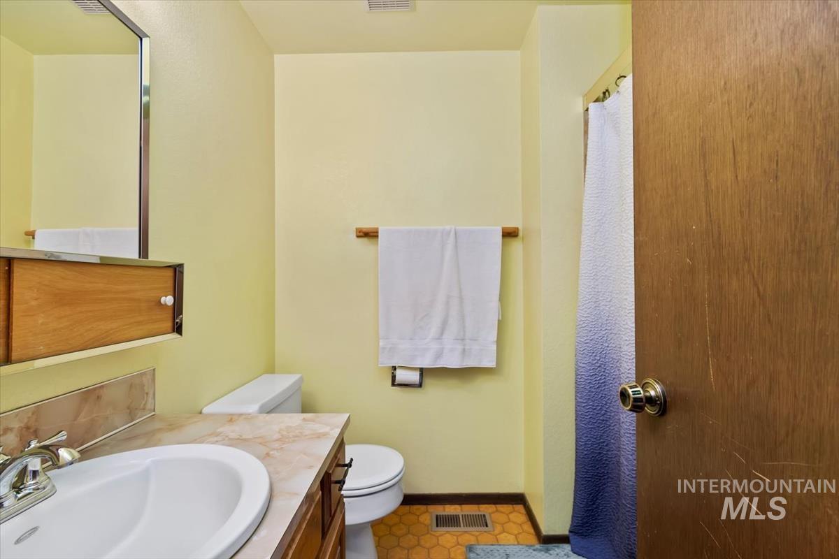 4518 N Bluegrass AVE, Boise, Idaho 83703, 3 Bedrooms, 2 Bathrooms, Residential For Sale, Price $450,000,MLS 98970459