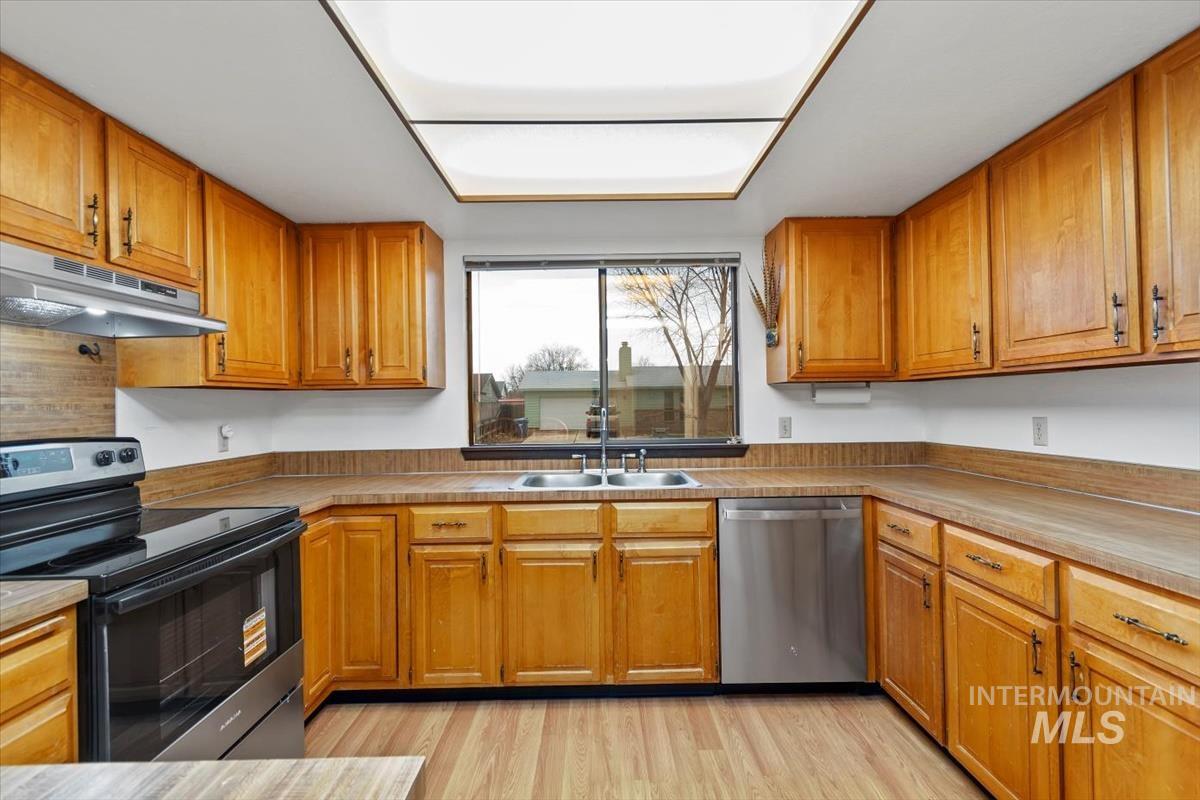 4518 N Bluegrass AVE, Boise, Idaho 83703, 3 Bedrooms, 2 Bathrooms, Residential For Sale, Price $450,000,MLS 98970459