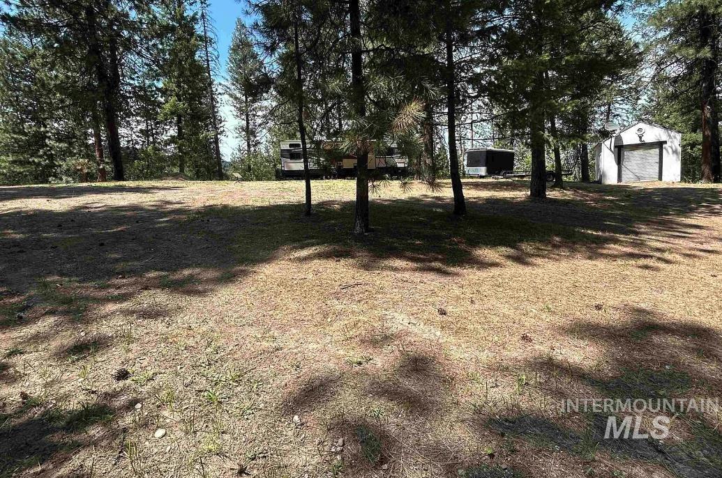 View of yard featuring an outbuilding