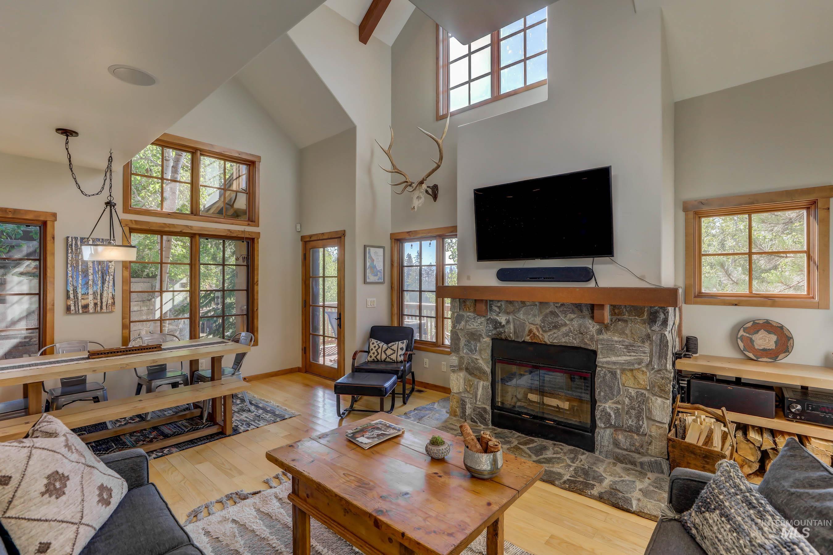 17 Golden Bench Court, Donnelly, Idaho 83615, 2 Bedrooms, 3 Bathrooms, Residential For Sale, Price $895,000, 98970471