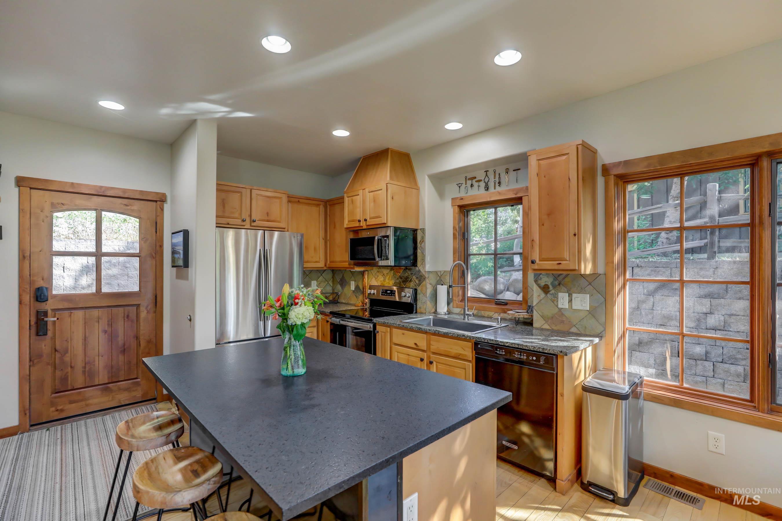 17 Golden Bench Court, Donnelly, Idaho 83615, 2 Bedrooms, 3 Bathrooms, Residential For Sale, Price $895,000, 98970471