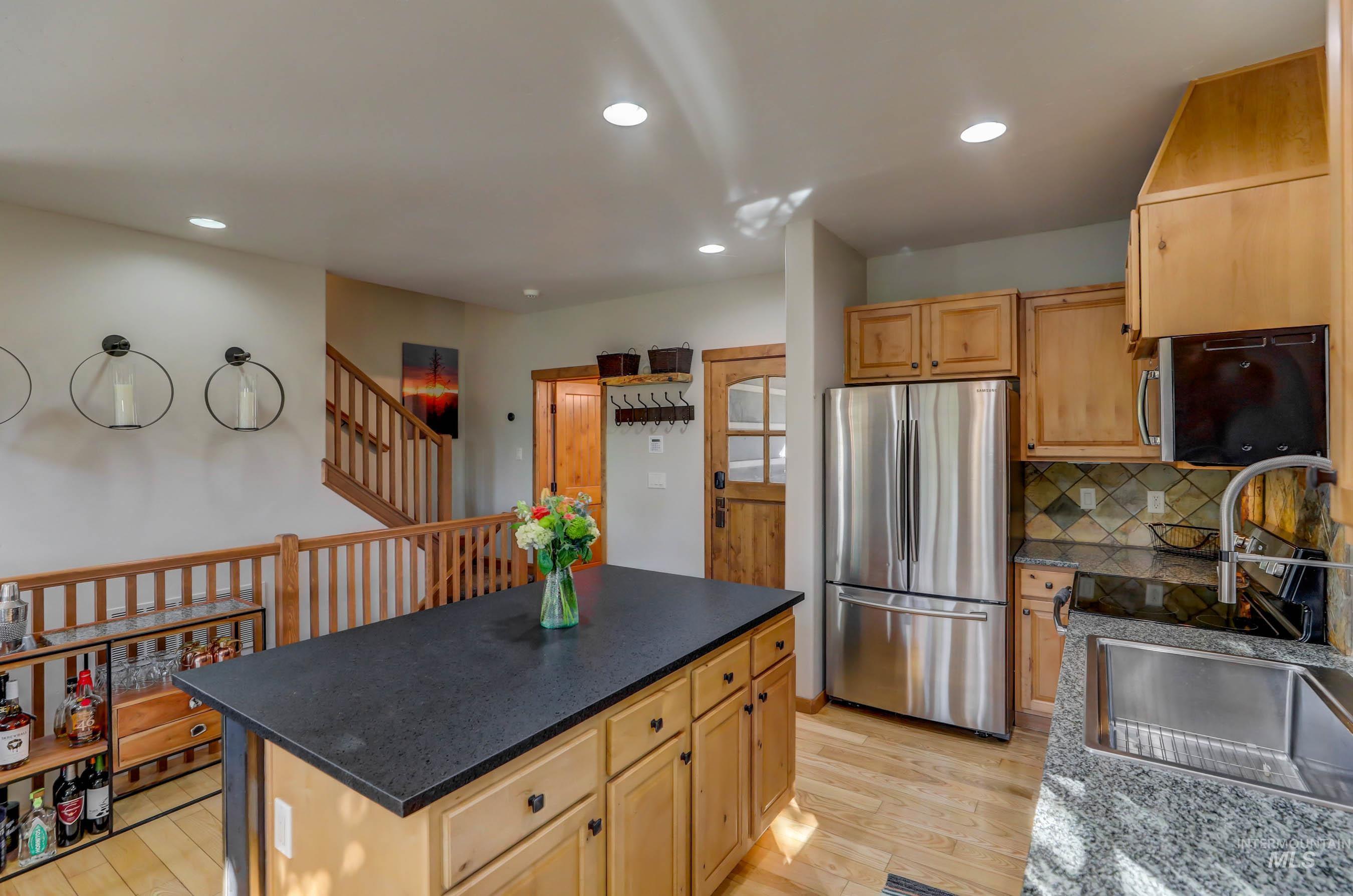 17 Golden Bench Court, Donnelly, Idaho 83615, 2 Bedrooms, 3 Bathrooms, Residential For Sale, Price $895,000, 98970471