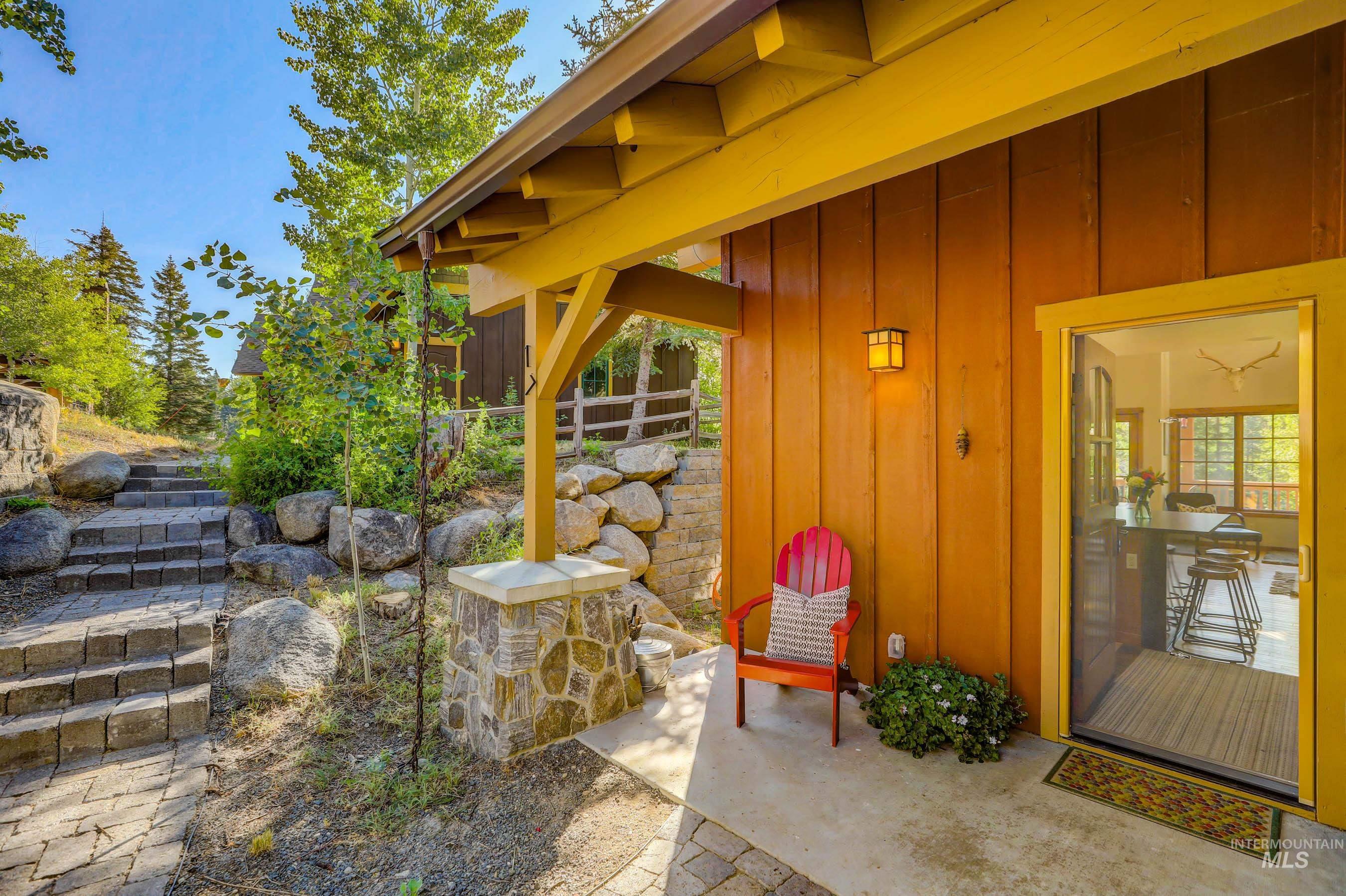 17 Golden Bench Court, Donnelly, Idaho 83615, 2 Bedrooms, 3 Bathrooms, Residential For Sale, Price $895,000, 98970471