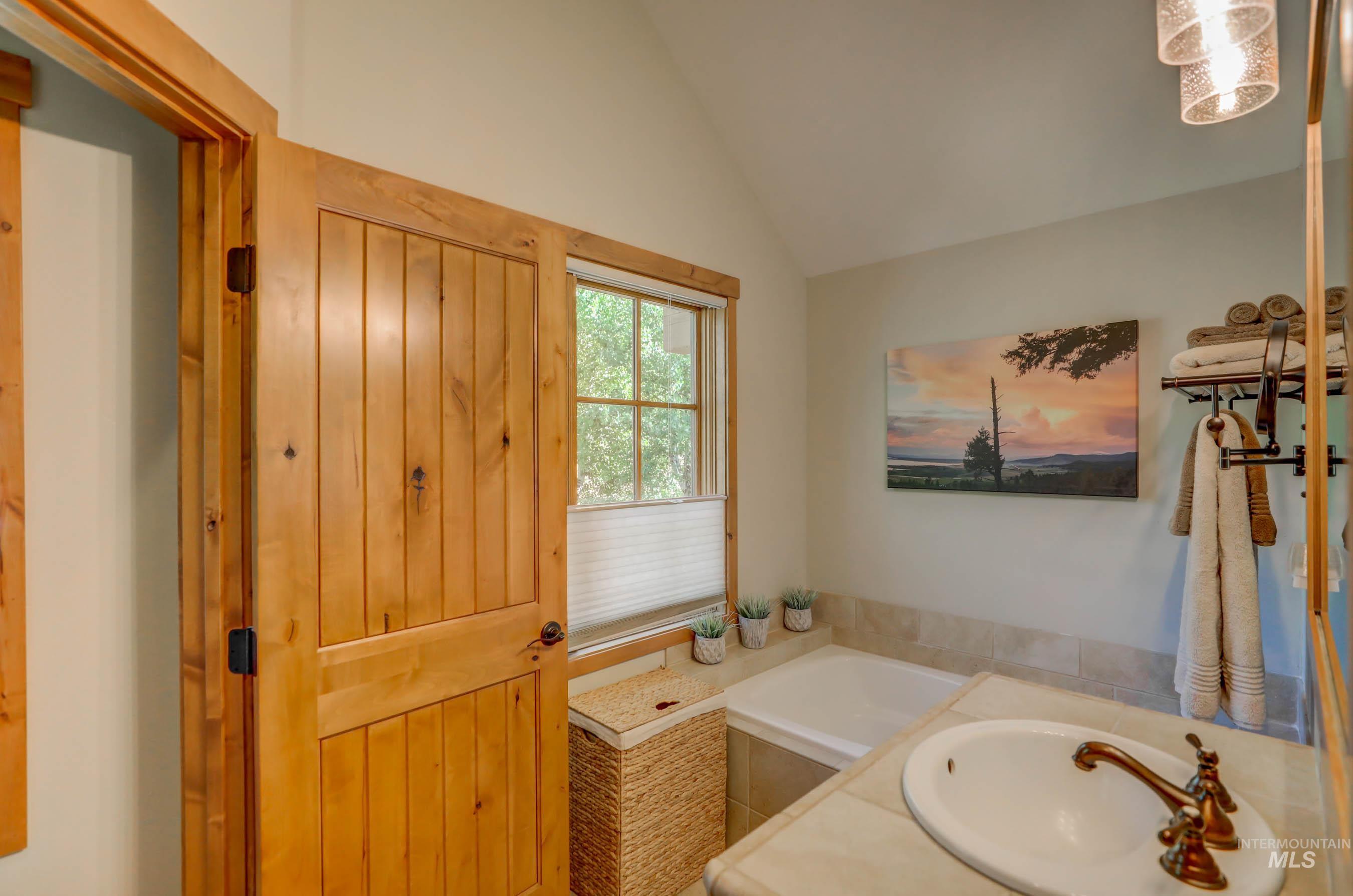 17 Golden Bench Court, Donnelly, Idaho 83615, 2 Bedrooms, 3 Bathrooms, Residential For Sale, Price $895,000, 98970471