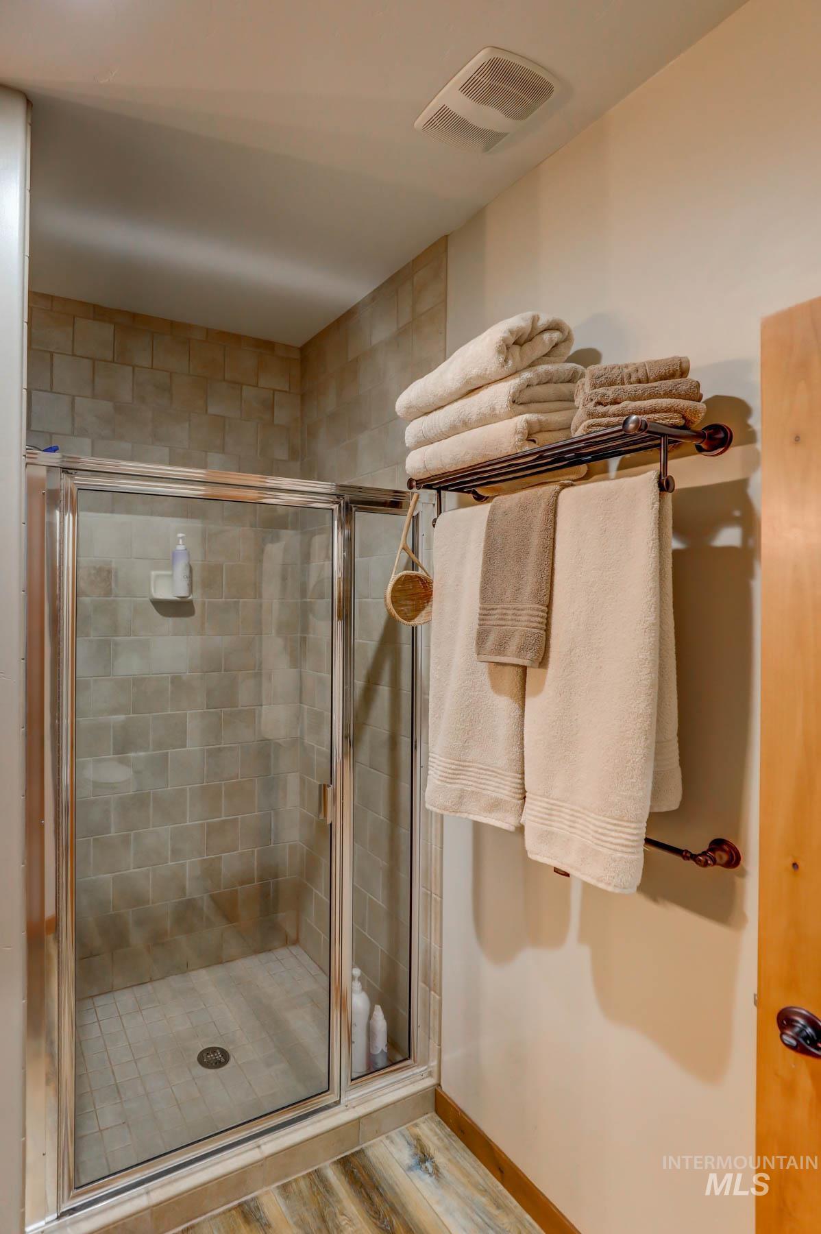 17 Golden Bench Court, Donnelly, Idaho 83615, 2 Bedrooms, 3 Bathrooms, Residential For Sale, Price $895,000, 98970471