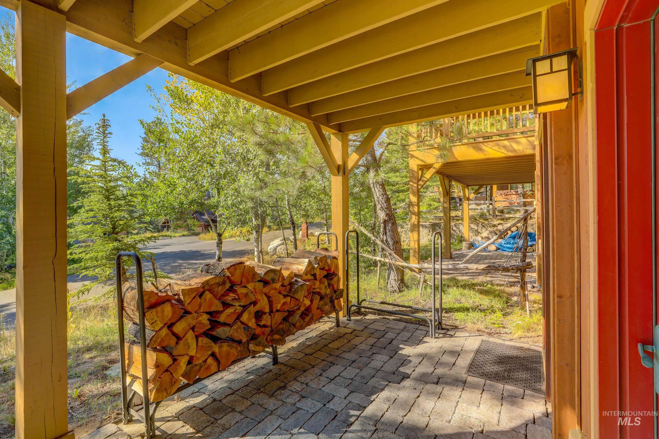 17 Golden Bench Court, Donnelly, Idaho 83615, 2 Bedrooms, 3 Bathrooms, Residential For Sale, Price $895,000, 98970471