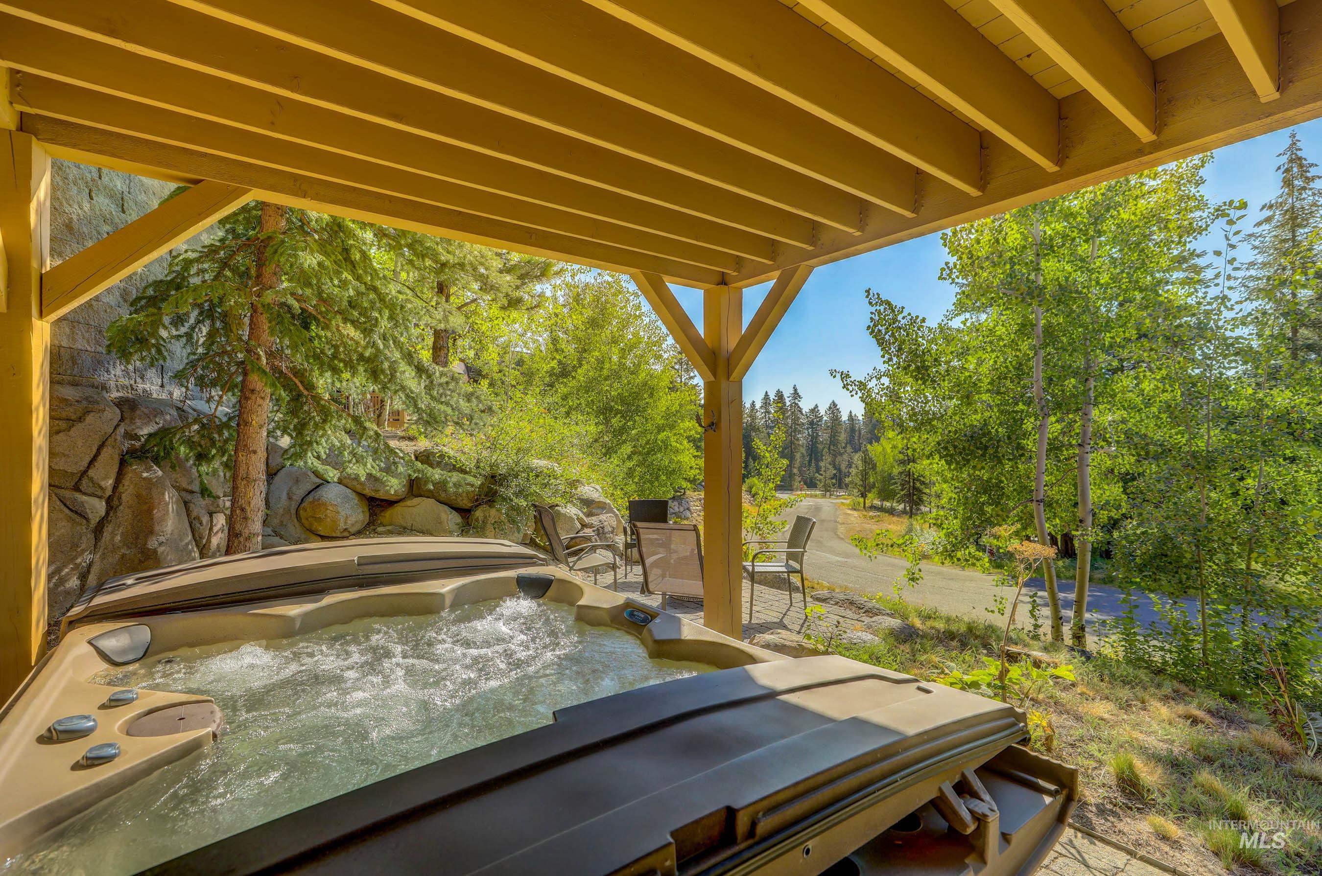 17 Golden Bench Court, Donnelly, Idaho 83615, 2 Bedrooms, 3 Bathrooms, Residential For Sale, Price $895,000, 98970471