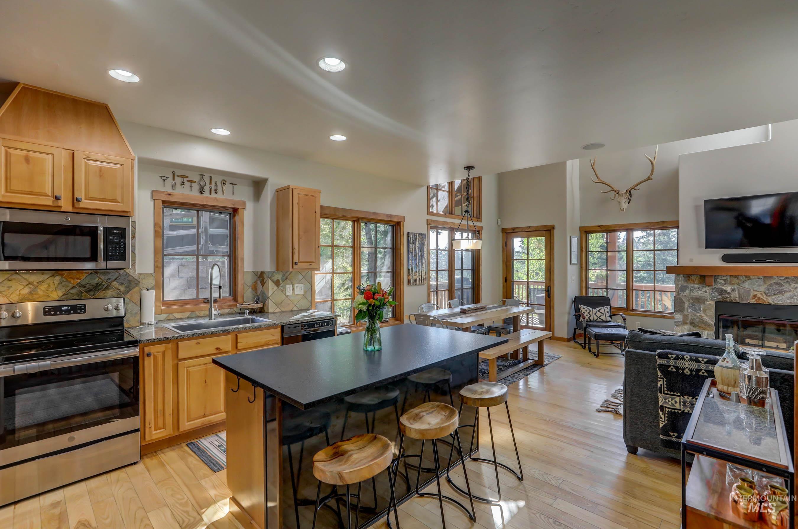 17 Golden Bench Court, Donnelly, Idaho 83615, 2 Bedrooms, 3 Bathrooms, Residential For Sale, Price $895,000, 98970471