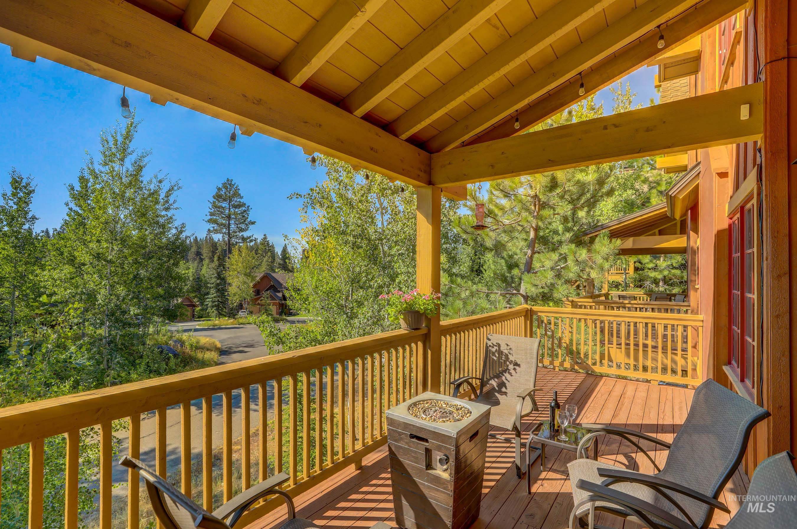 17 Golden Bench Court, Donnelly, Idaho 83615, 2 Bedrooms, 3 Bathrooms, Residential For Sale, Price $895,000, 98970471