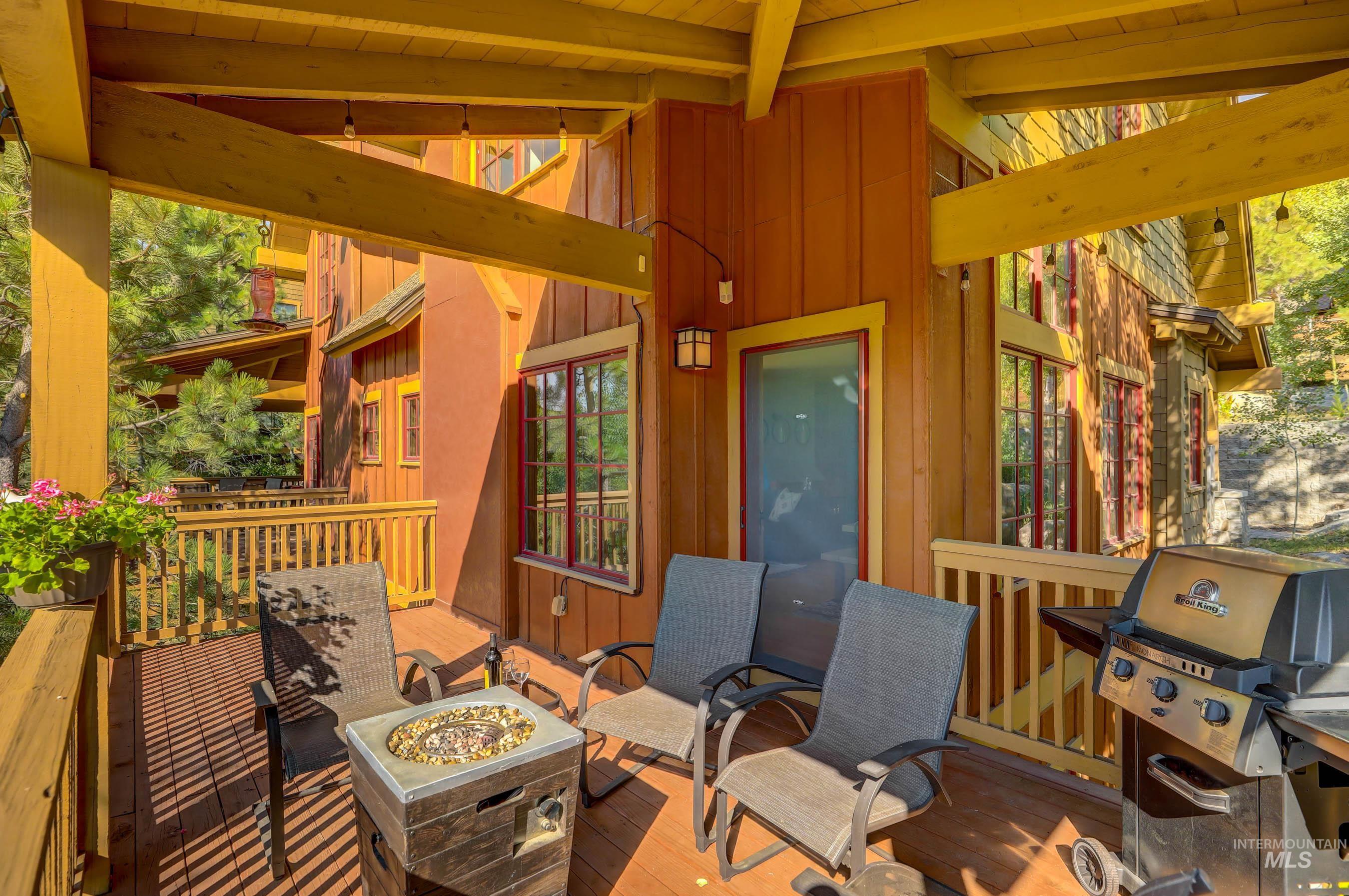 17 Golden Bench Court, Donnelly, Idaho 83615, 2 Bedrooms, 3 Bathrooms, Residential For Sale, Price $895,000, 98970471