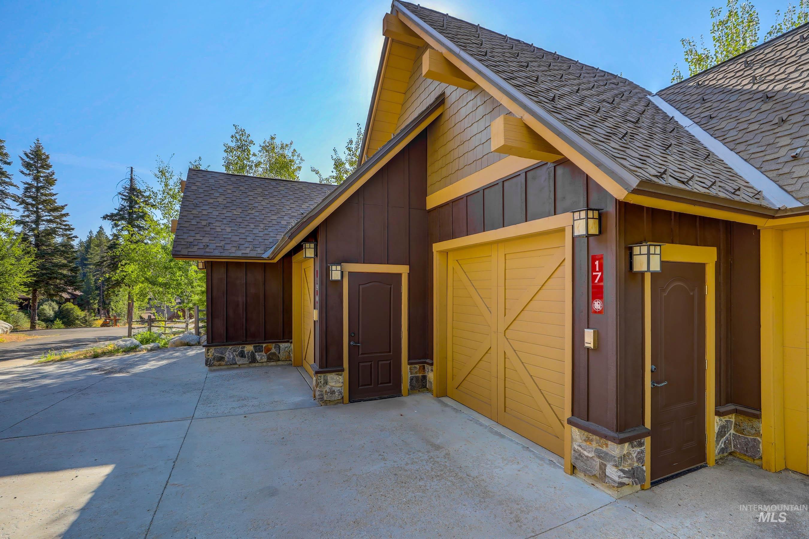 17 Golden Bench Court, Donnelly, Idaho 83615, 2 Bedrooms, 3 Bathrooms, Residential For Sale, Price $895,000, 98970471