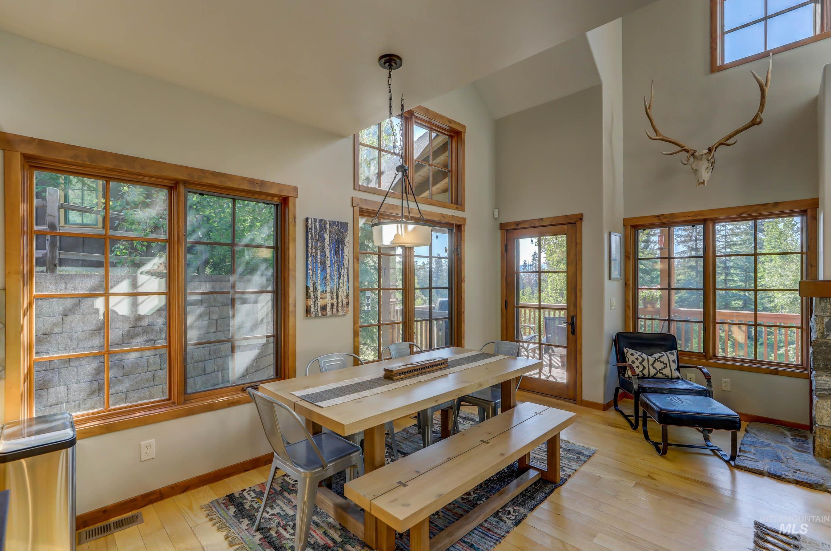 17 Golden Bench Court, Donnelly, Idaho 83615, 2 Bedrooms, 3 Bathrooms, Residential For Sale, Price $895,000, 98970471