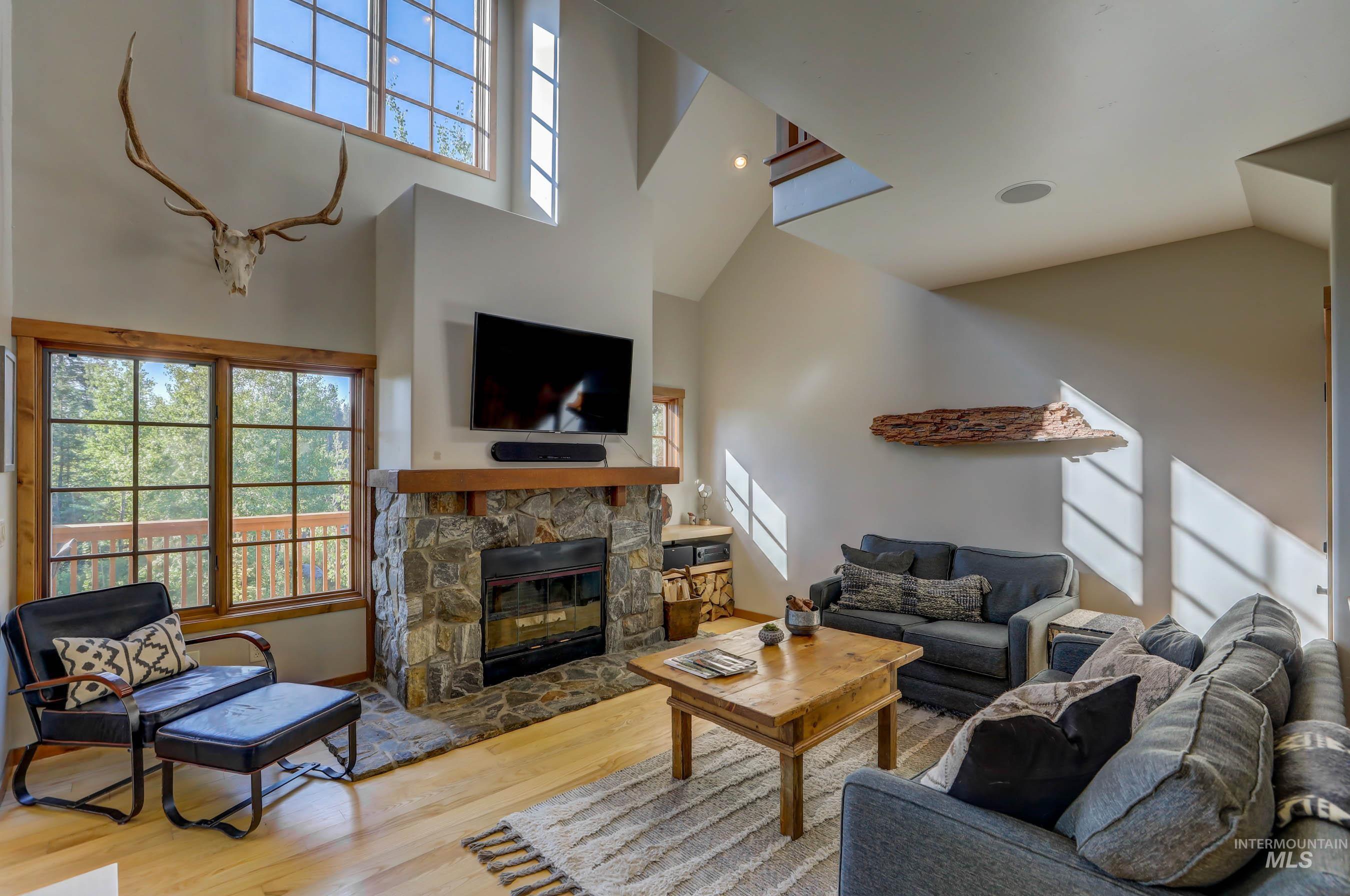 17 Golden Bench Court, Donnelly, Idaho 83615, 2 Bedrooms, 3 Bathrooms, Residential For Sale, Price $895,000, 98970471