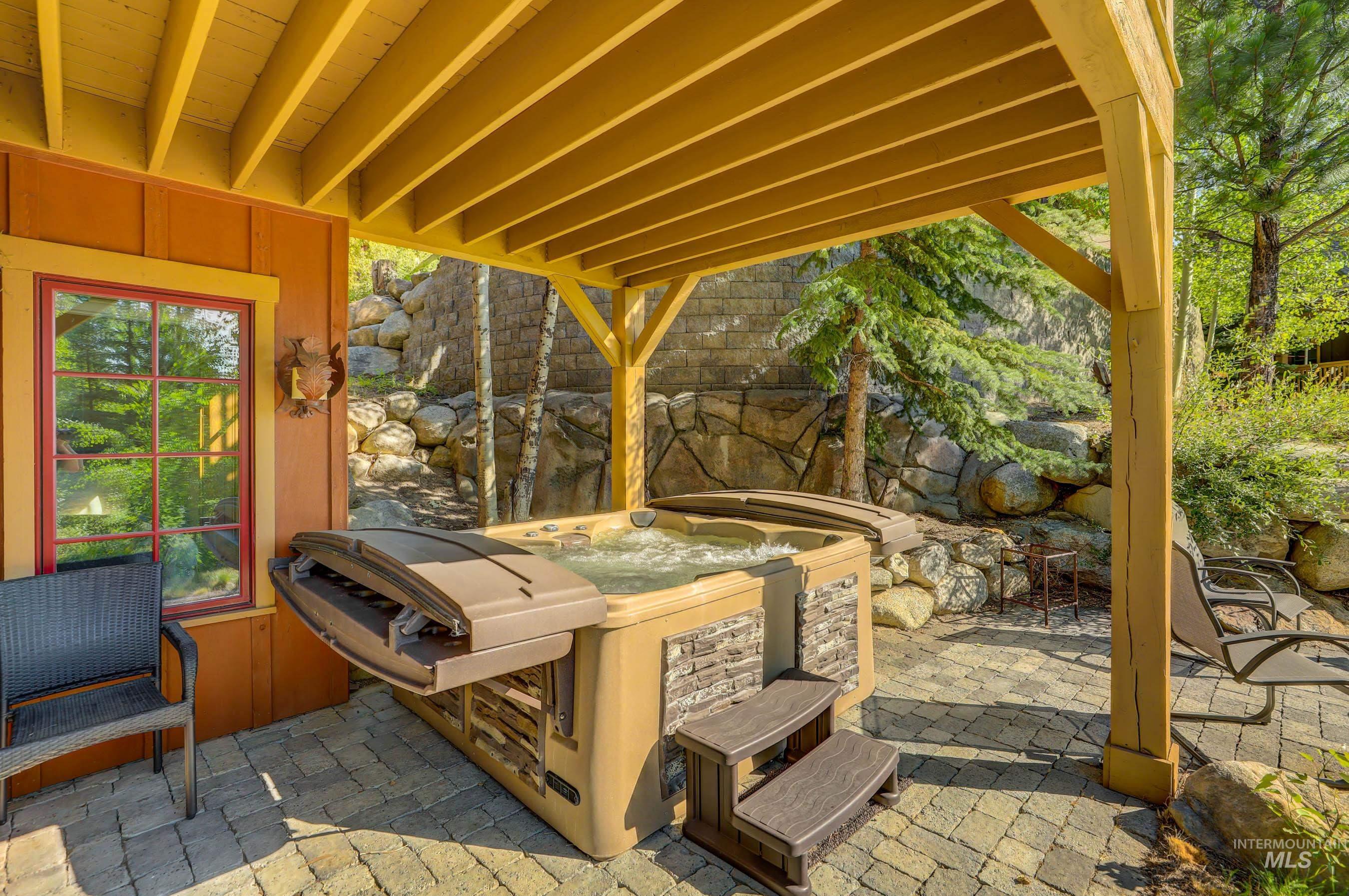 17 Golden Bench Court, Donnelly, Idaho 83615, 2 Bedrooms, 3 Bathrooms, Residential For Sale, Price $895,000, 98970471