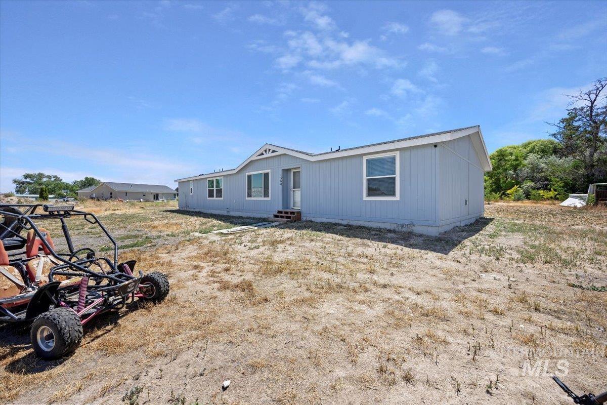 Manufactured / mobile home with entry steps