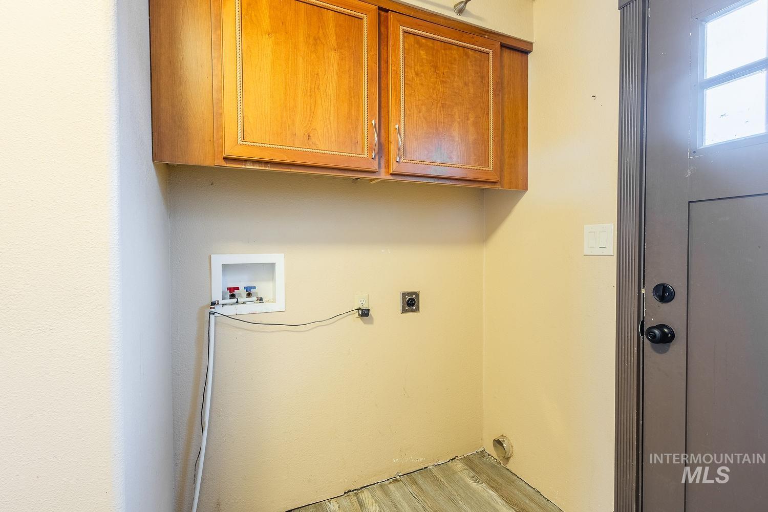 Laundry room with cabinet space, electric dryer hookup, and washer hookup