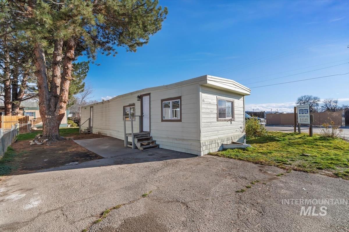412 E 48th St Trlr 21, Garden City, Idaho 83714, 3 Bedrooms, 1 Bathroom, Residential For Sale, Price $67,990,MLS 98970528