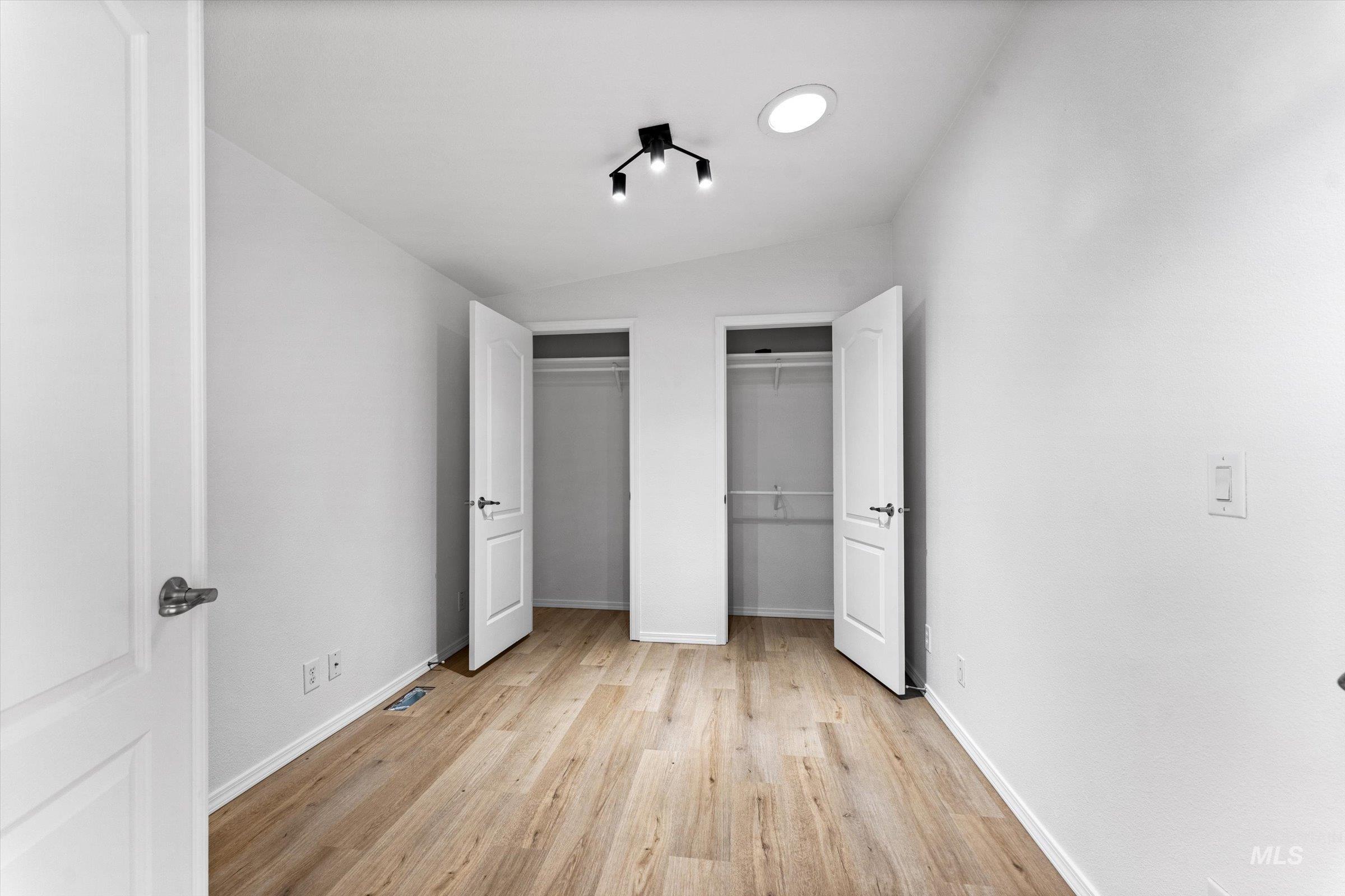 421 S Curtis Rd, Boise, Idaho 83705, 3 Bedrooms, 2 Bathrooms, Residential For Sale, Price $285,000,MLS 98970538