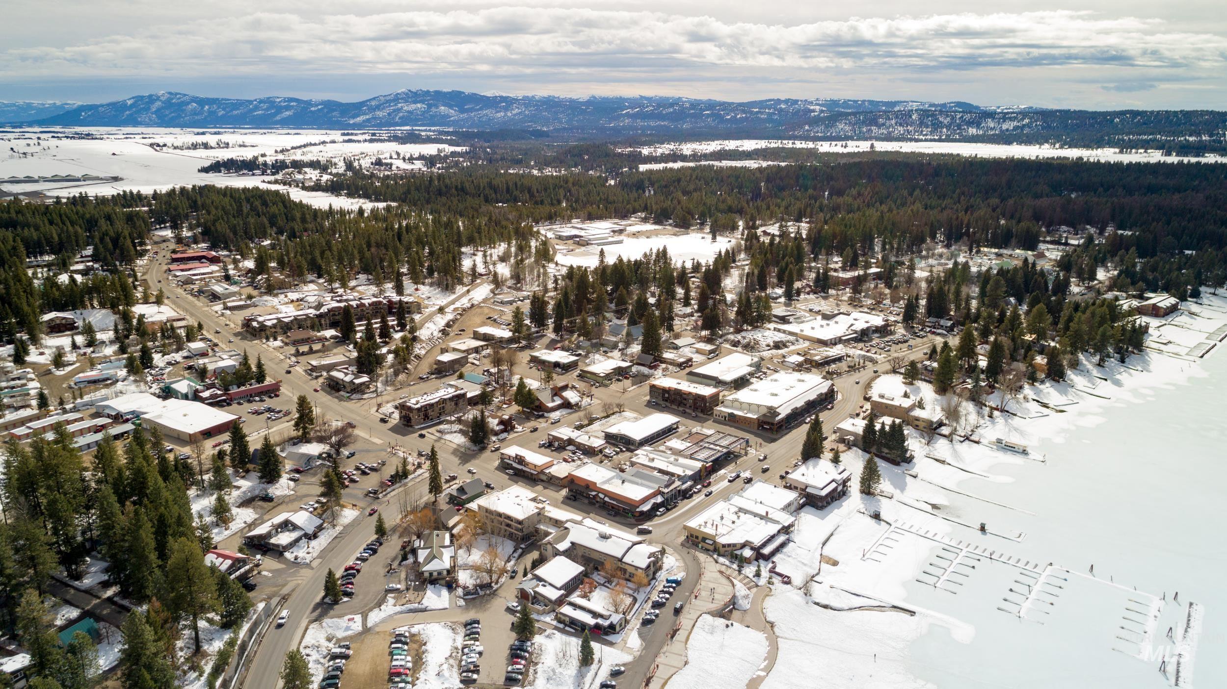 Snowy aerial view with a mountain view
