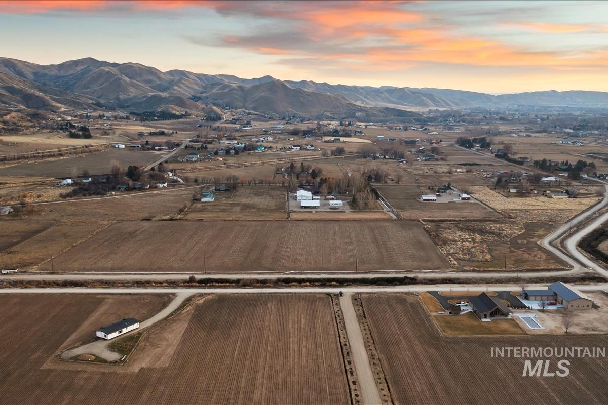 3700 Lexington Ln, Emmett, Idaho 83617, 3 Bedrooms, 2.5 Bathrooms, Residential For Sale, Price $1,061,189, 98970547