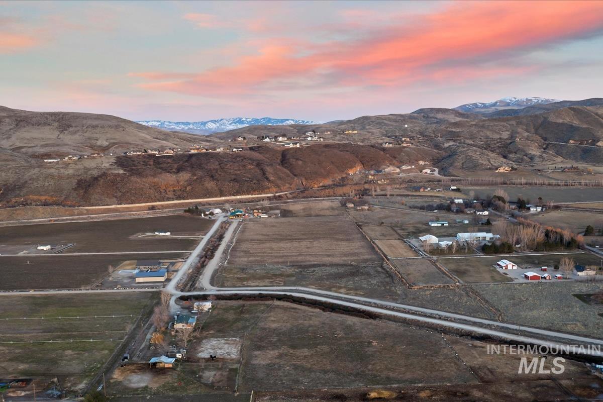 3700 Lexington Ln, Emmett, Idaho 83617, 3 Bedrooms, 2.5 Bathrooms, Residential For Sale, Price $1,061,189, 98970547