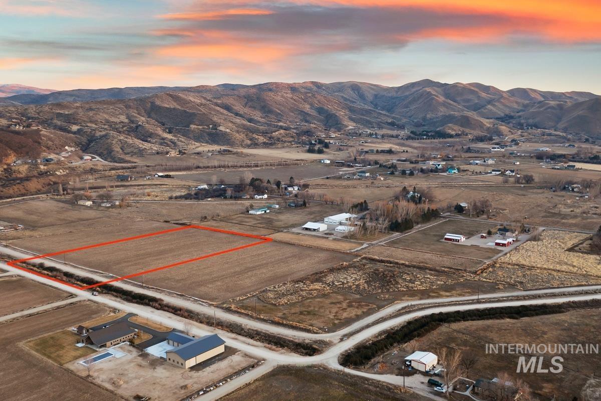 3700 Lexington Ln, Emmett, Idaho 83617, 3 Bedrooms, 2.5 Bathrooms, Residential For Sale, Price $1,061,189, 98970547