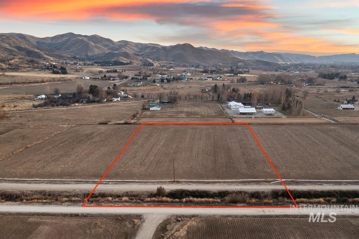 3700 Lexington Ln, Emmett, Idaho 83617, 3 Bedrooms, 2.5 Bathrooms, Residential For Sale, Price $1,061,189, 98970547
