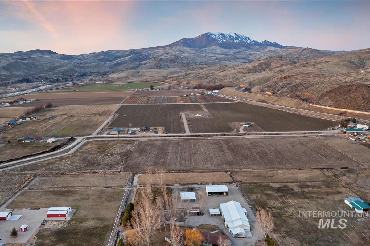 3680 Lexington Ln, Emmett, Idaho 83617, 3 Bedrooms, 3 Bathrooms, Residential For Sale, Price $1,054,763, 98970548